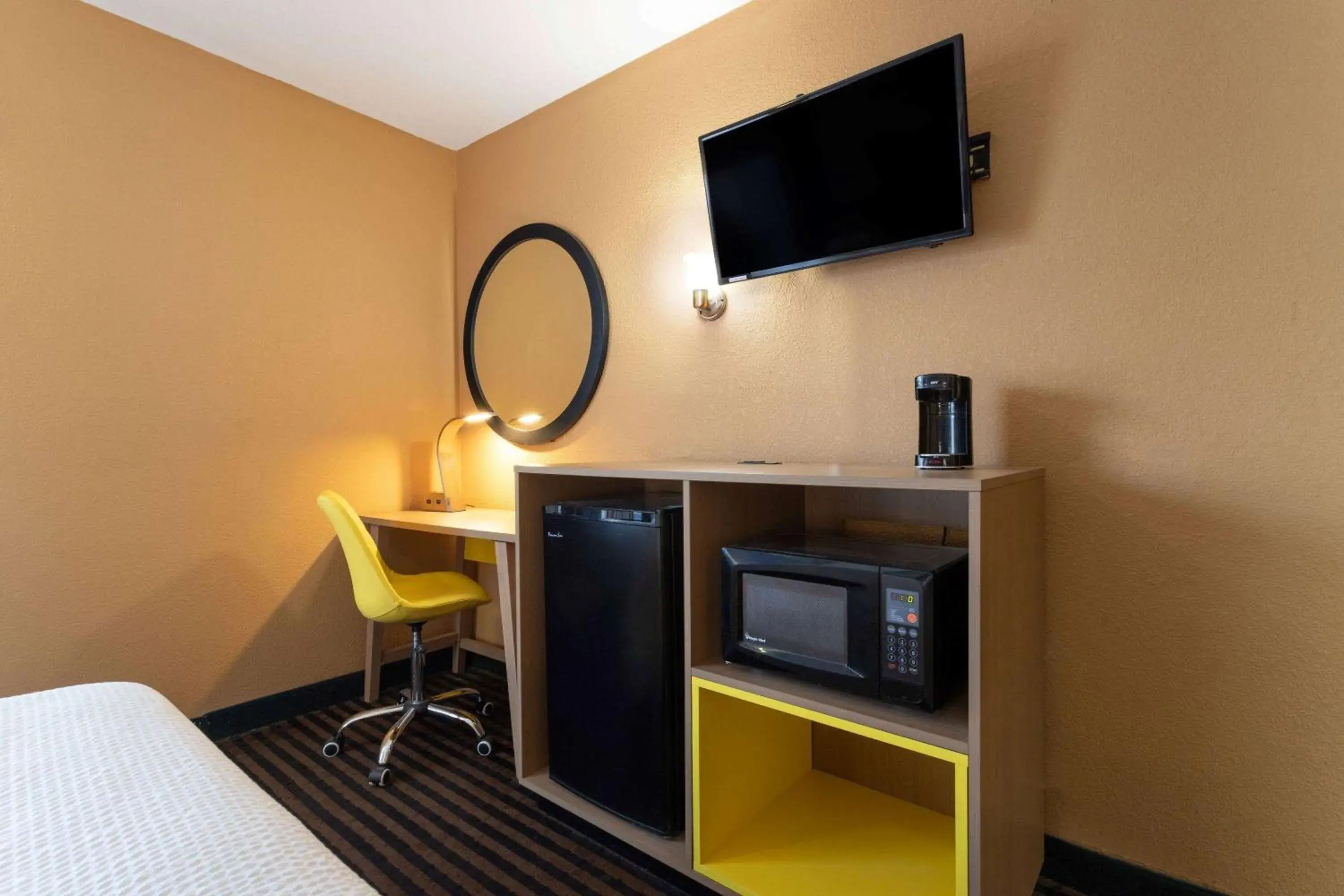 Photo of the whole room, Bed in Days Inn by Wyndham Anderson IN Photo of the whole room, Bed in Days Inn by Wyndham Anderson IN