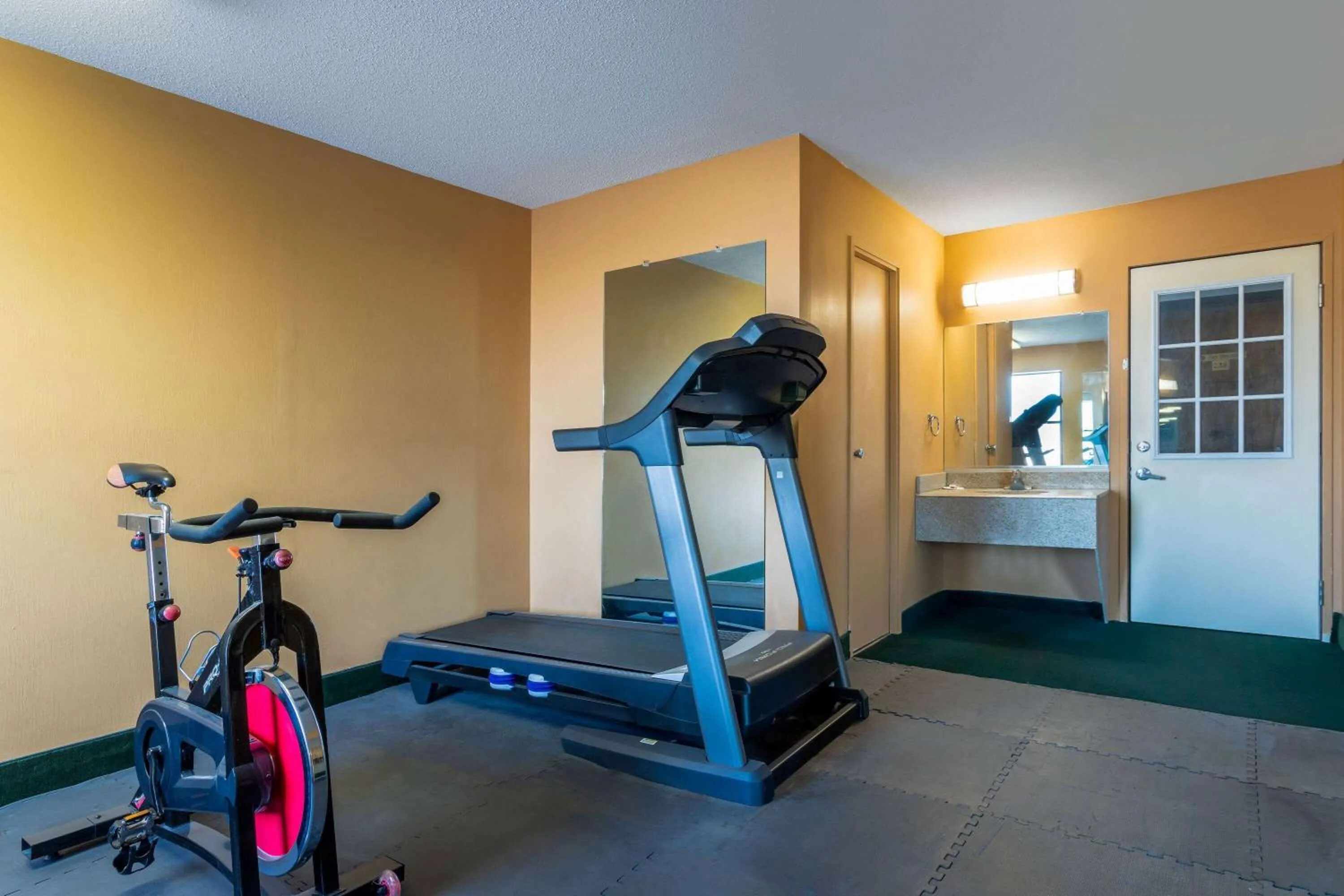 Fitness centre/facilities in Days Inn by Wyndham Anderson IN