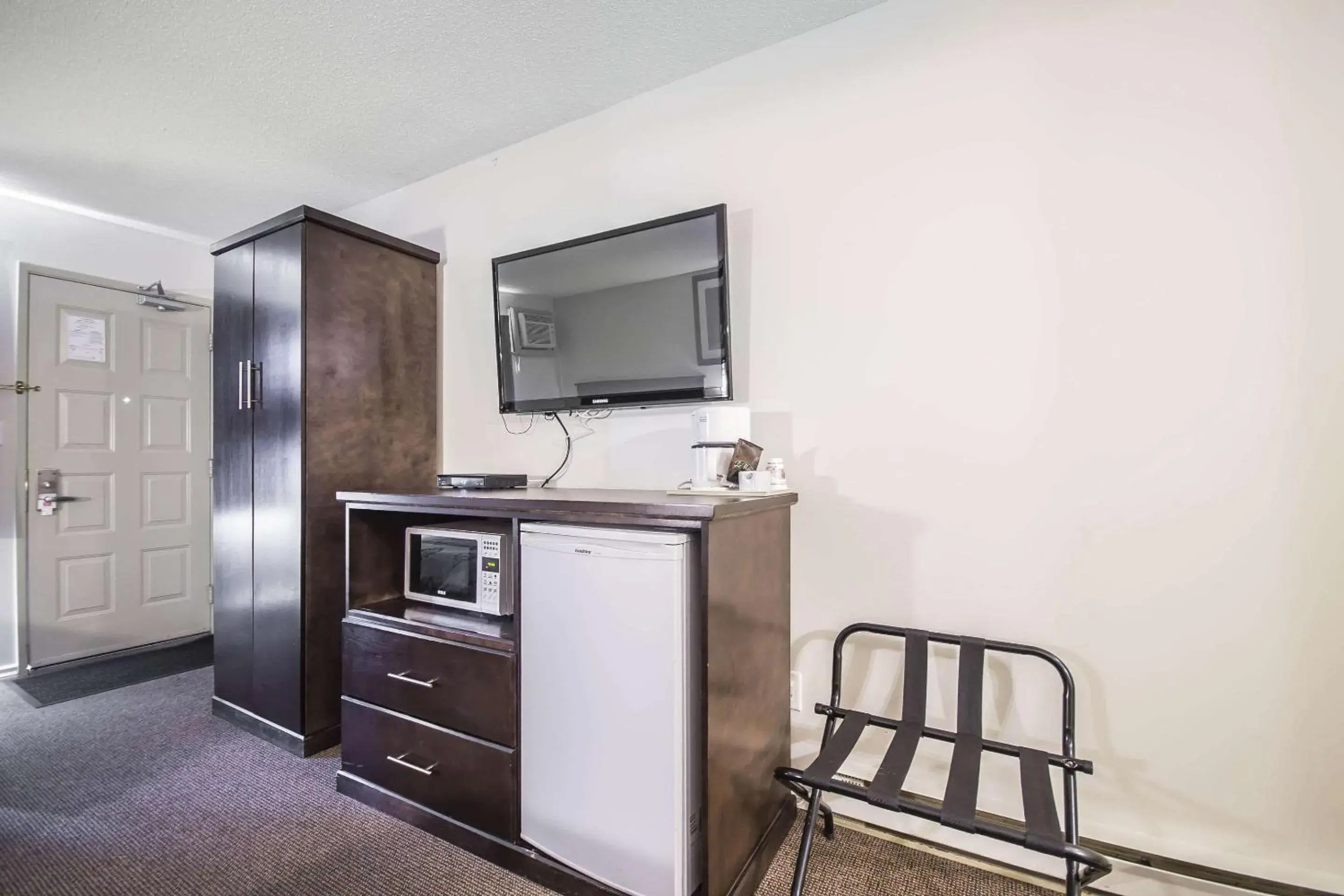 Photo of the whole room in Econo Lodge Photo of the whole room in Econo Lodge