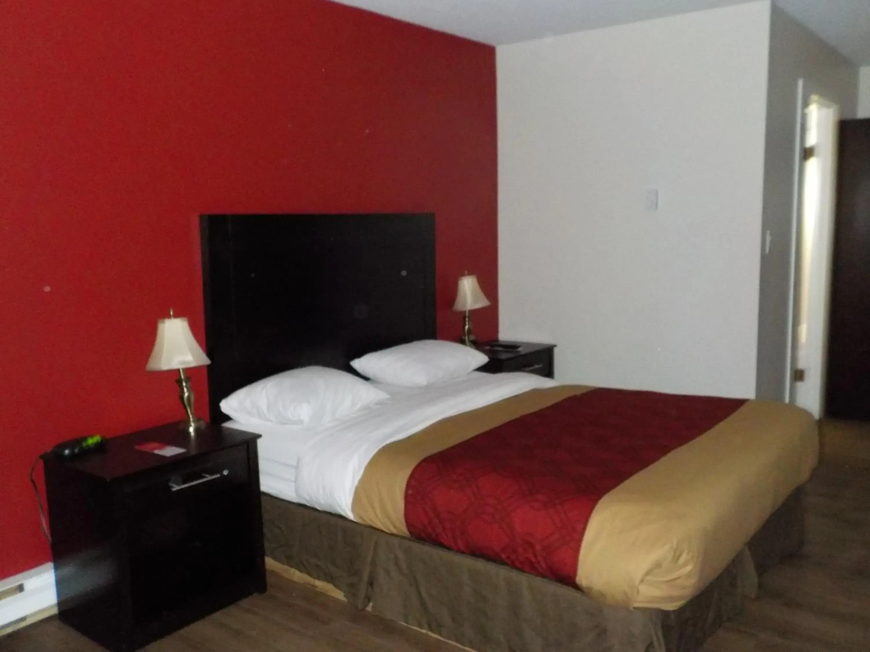 Bed in Econo Lodge Bed in Econo Lodge