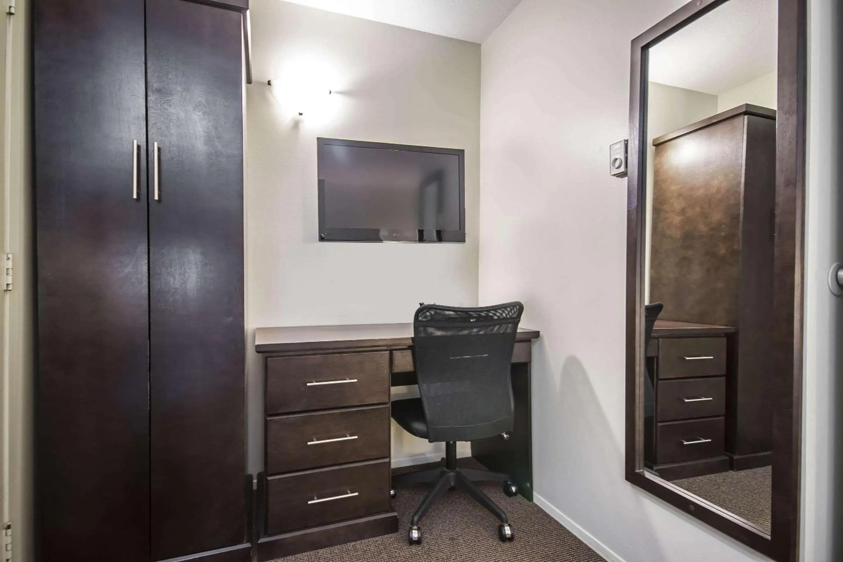 Photo of the whole room in Econo Lodge