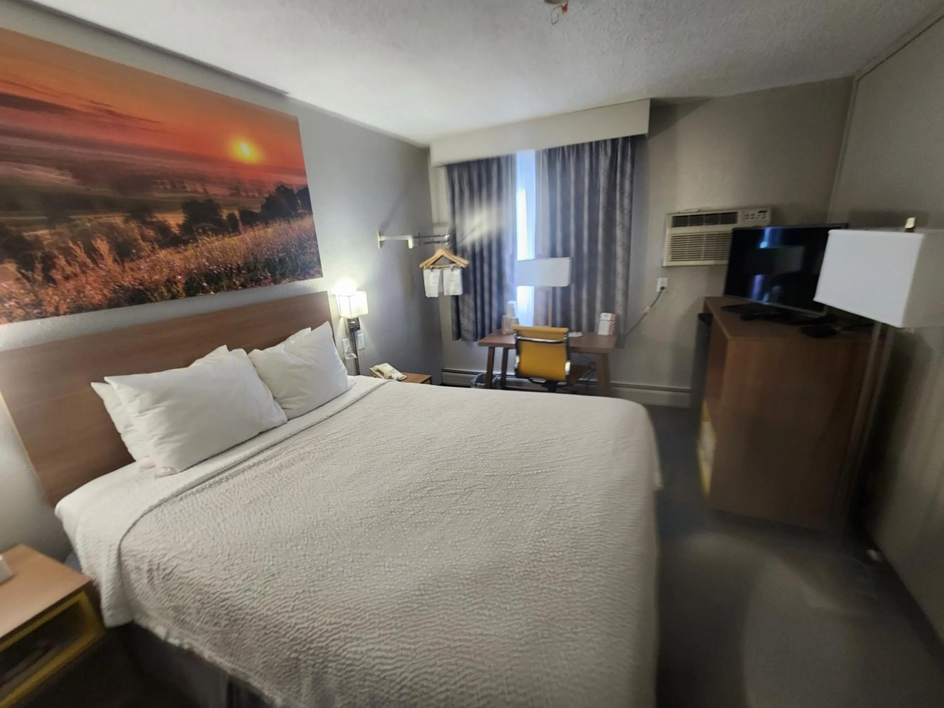 Photo of the whole room, Bed in Days Inn by Wyndham Sioux Falls Airport