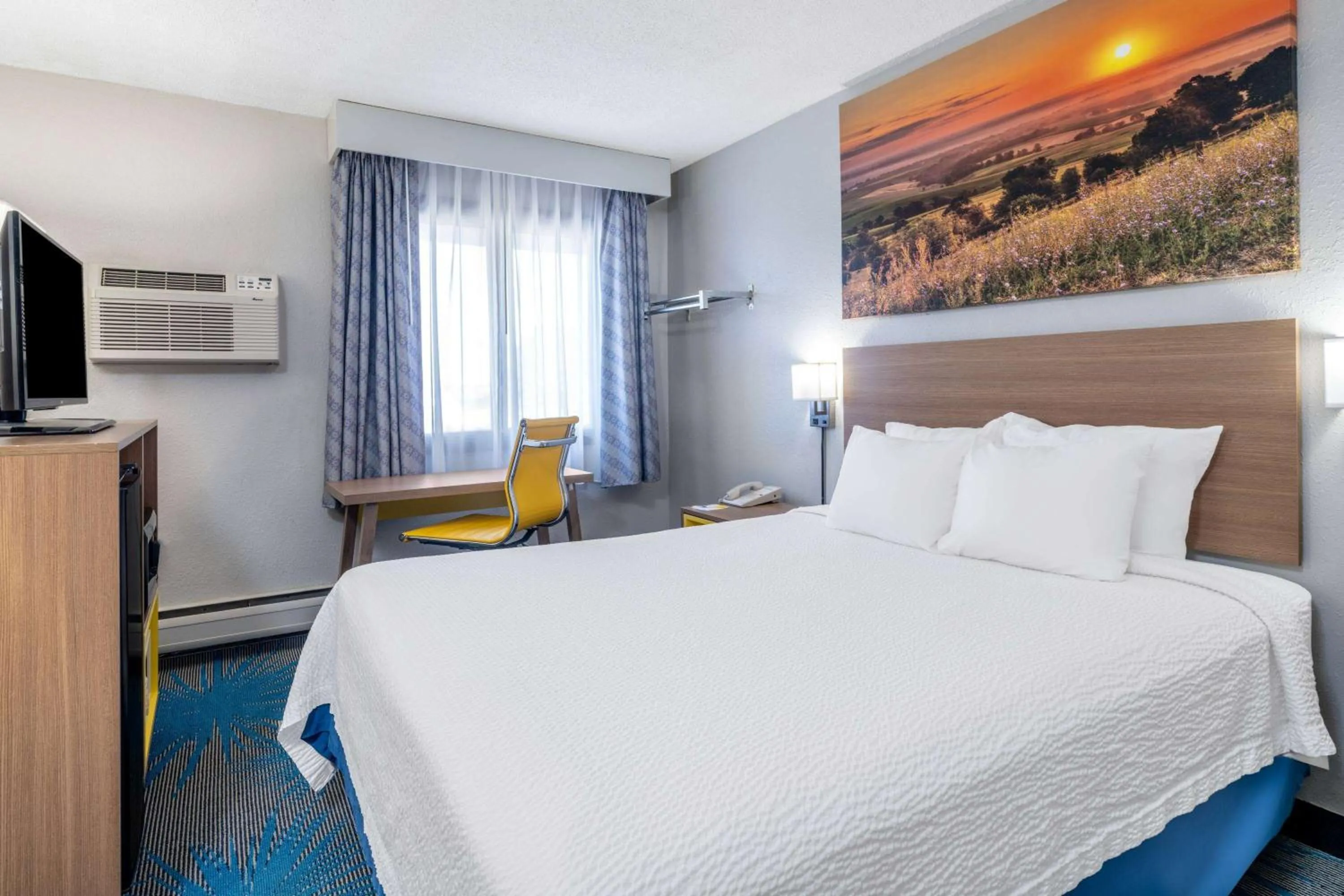 Photo of the whole room, Bed in Days Inn by Wyndham Sioux Falls Airport