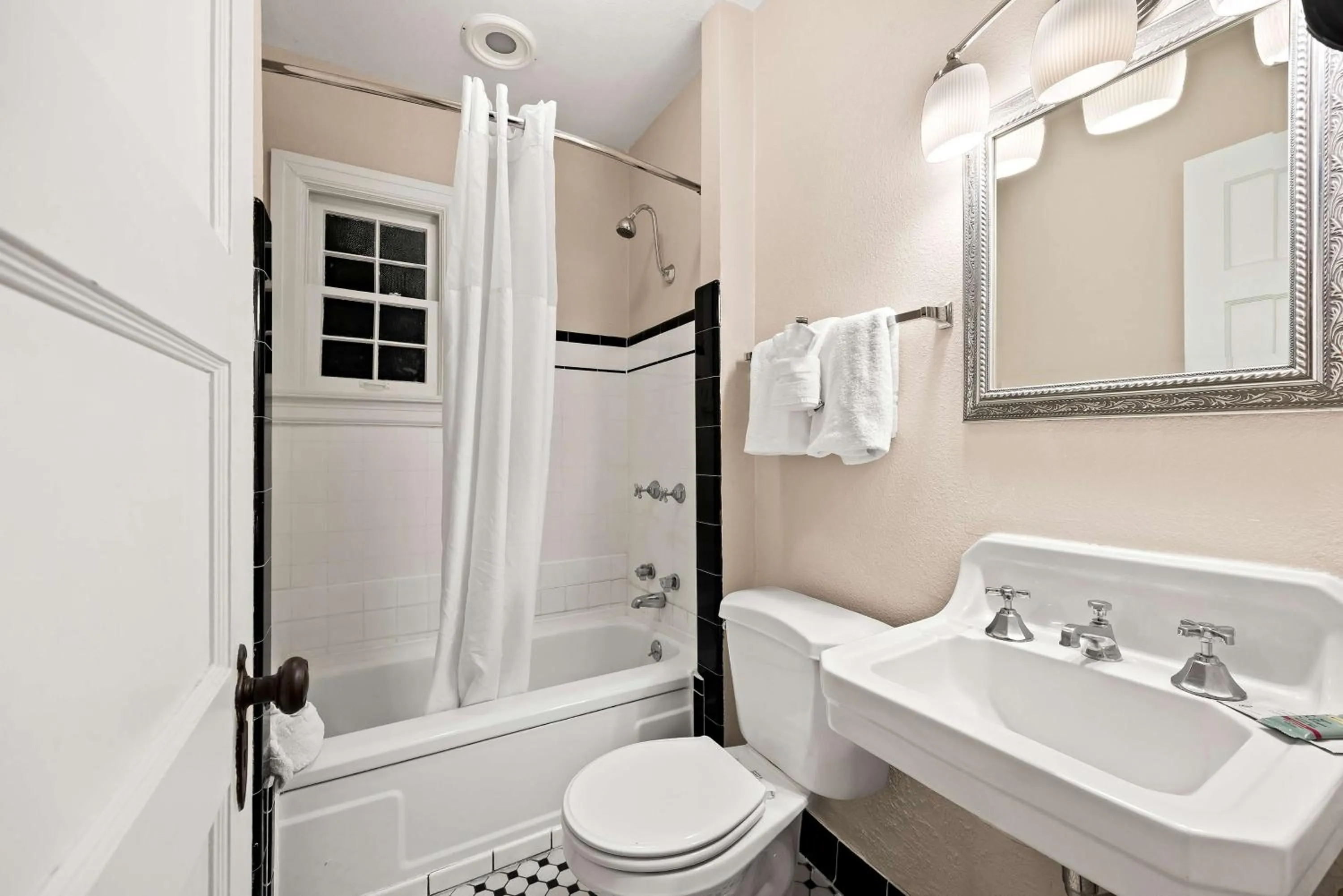 Bathroom in Best Western Route 66 Rail Haven