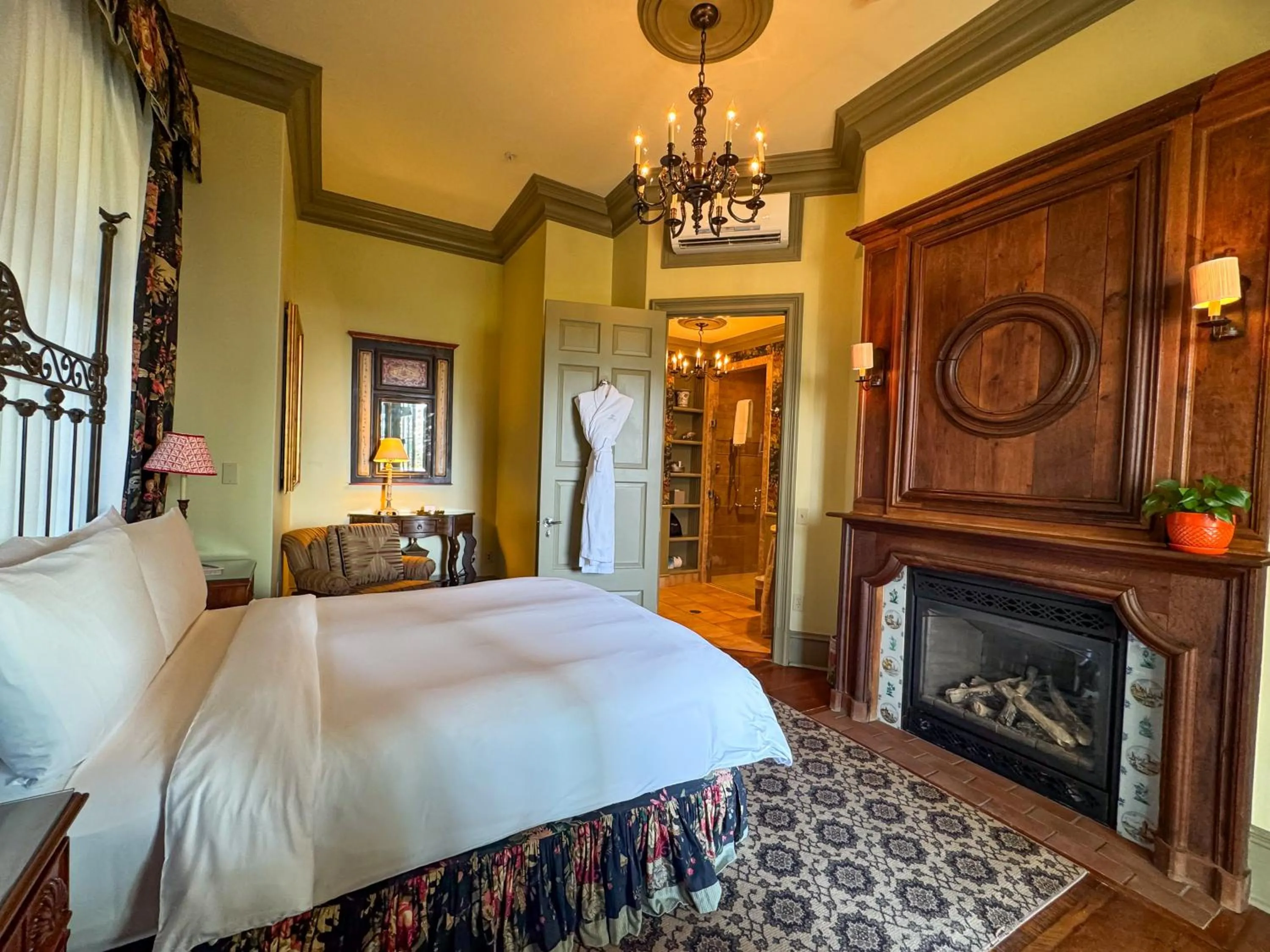 Photo of the whole room, Bed in The Chanler at Cliff Walk