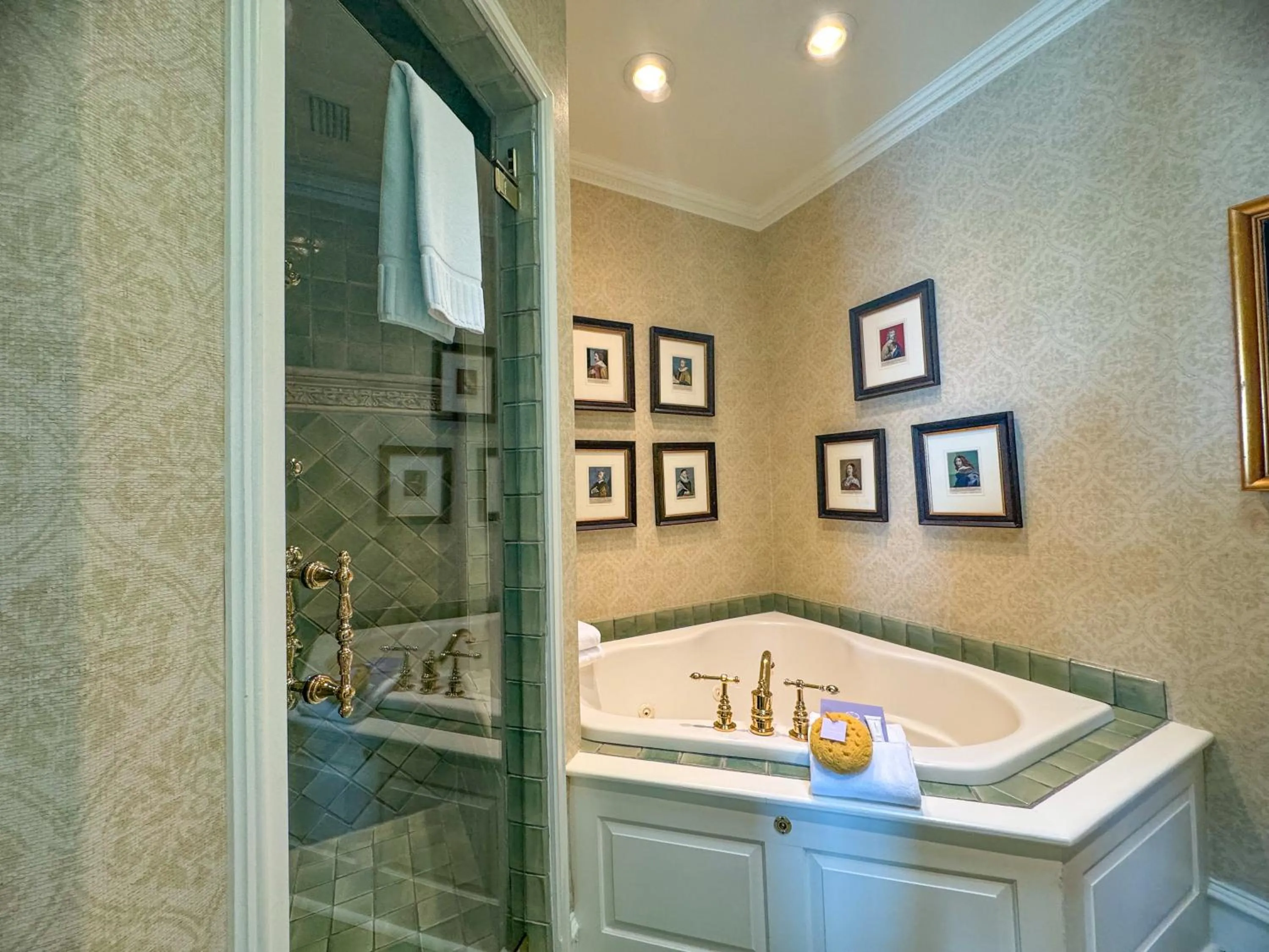 Bath in The Chanler at Cliff Walk