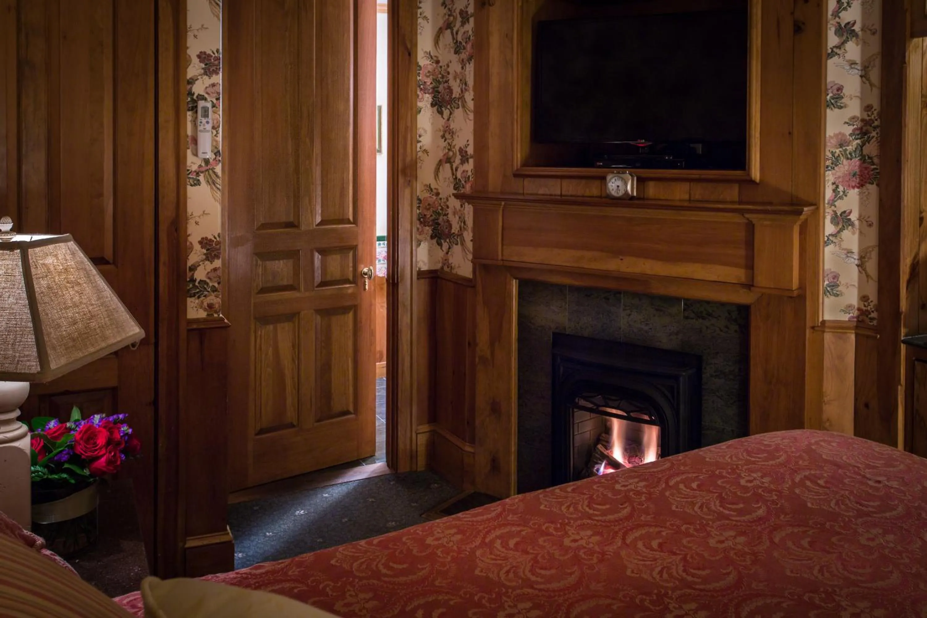 fireplace, Bed in The Chanler at Cliff Walk