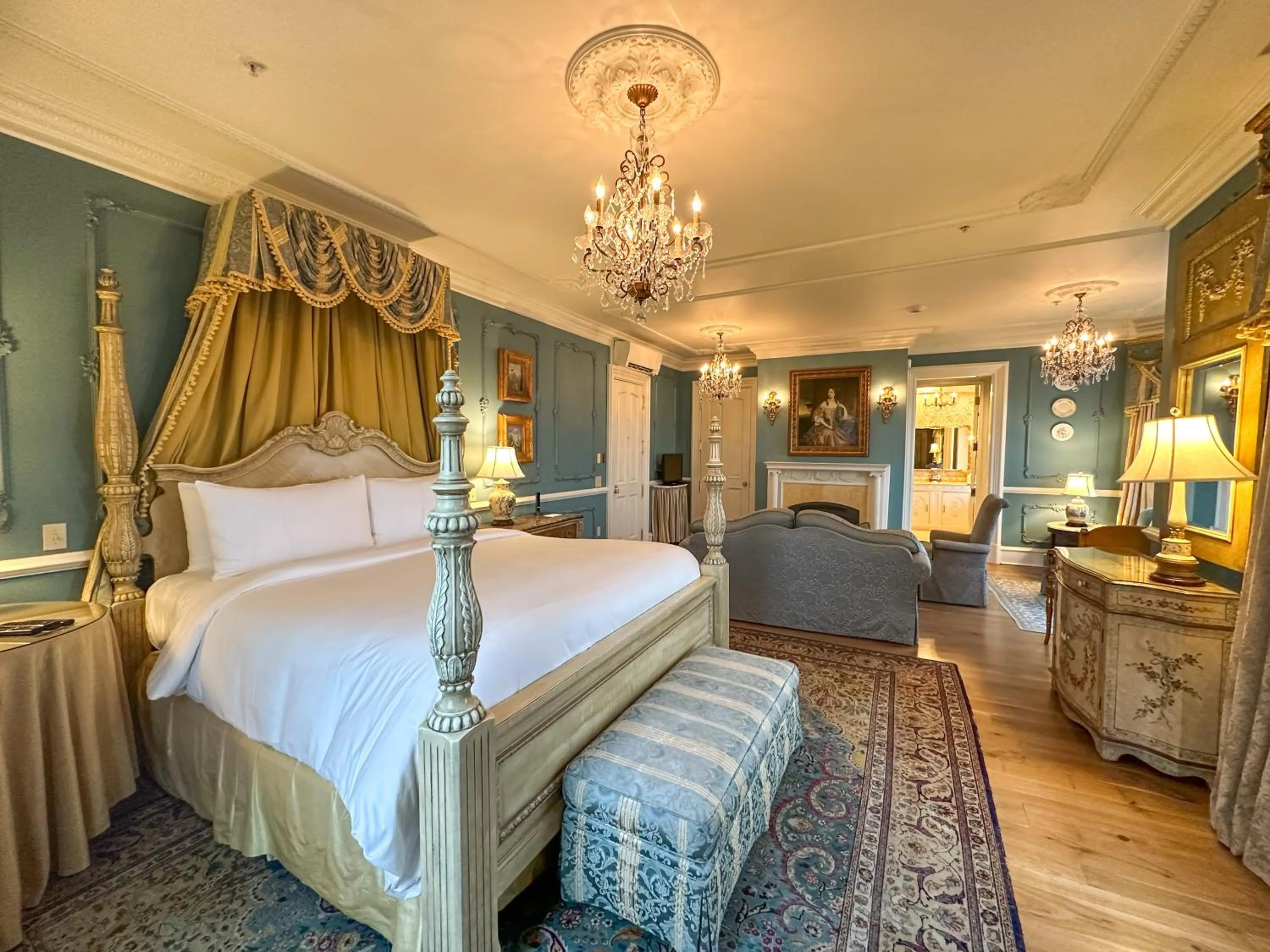 Bed in The Chanler at Cliff Walk