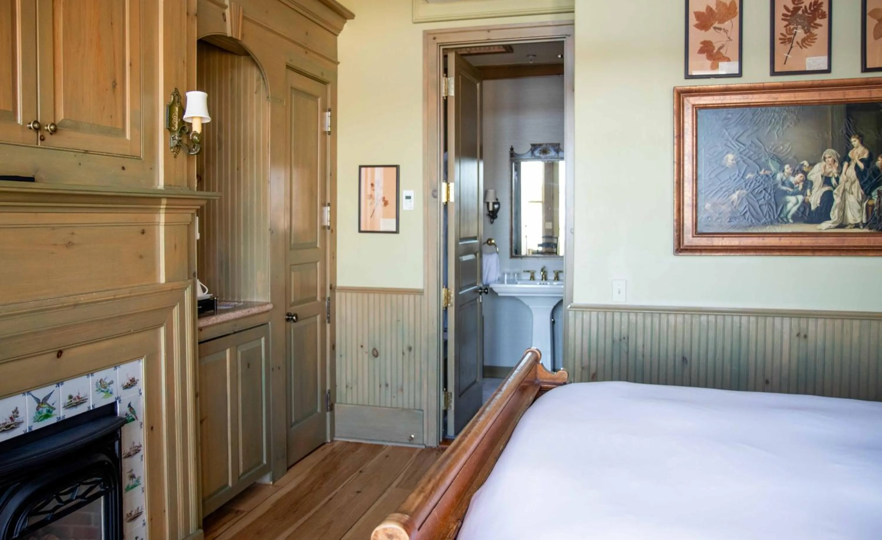 Photo of the whole room, Bed in The Chanler at Cliff Walk