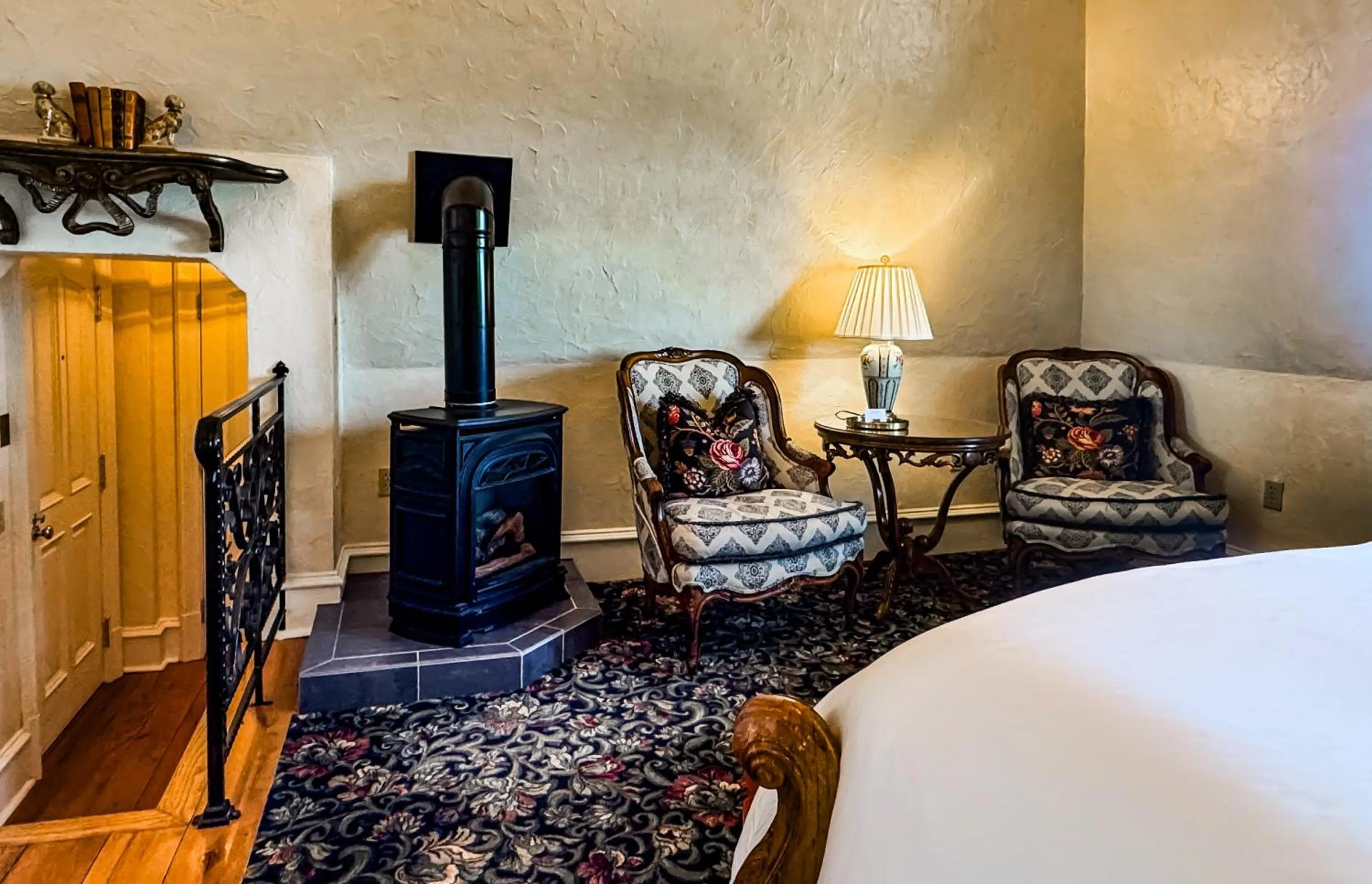 fireplace, Bed in The Chanler at Cliff Walk