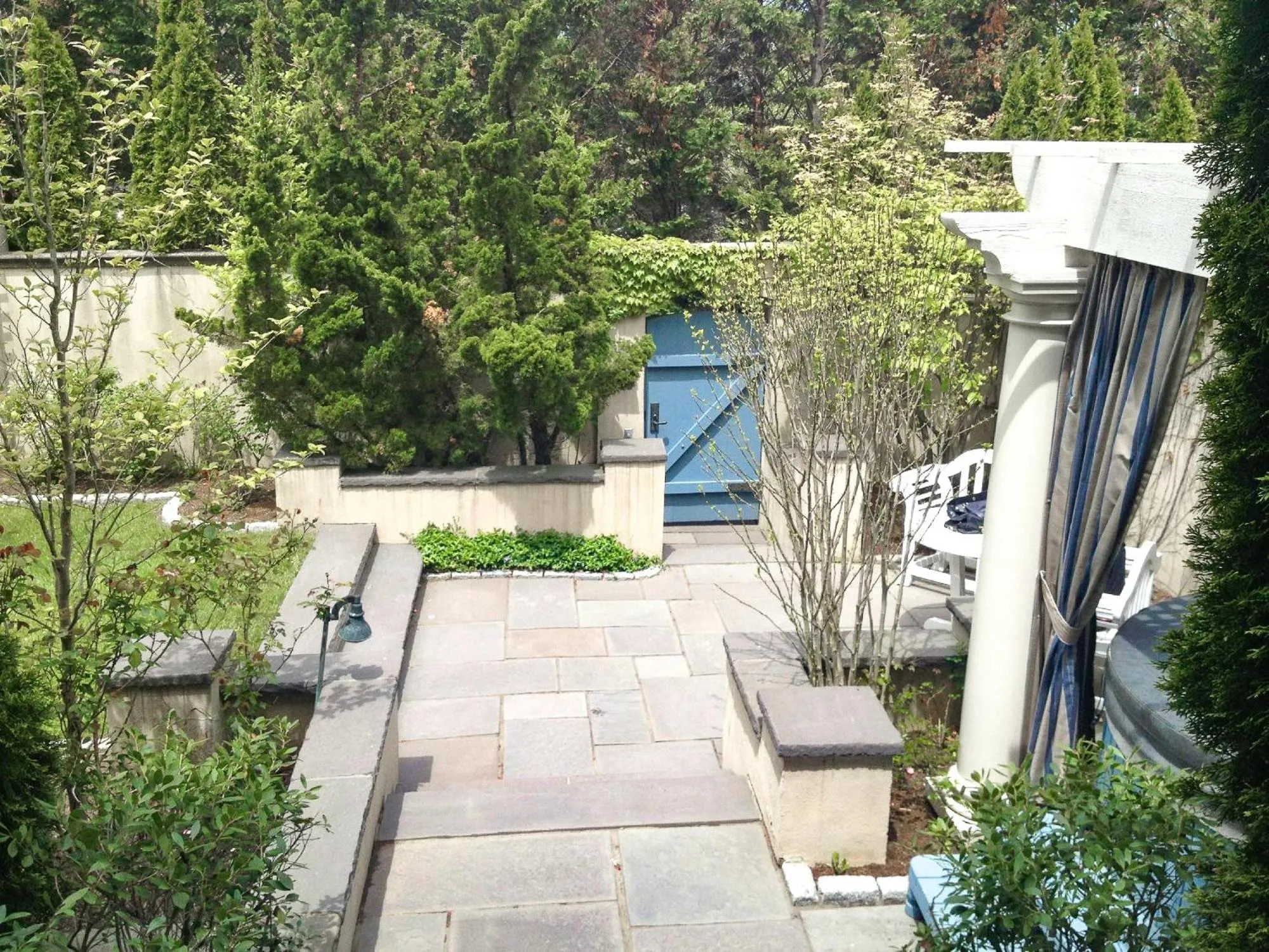 Inner courtyard view in The Chanler at Cliff Walk