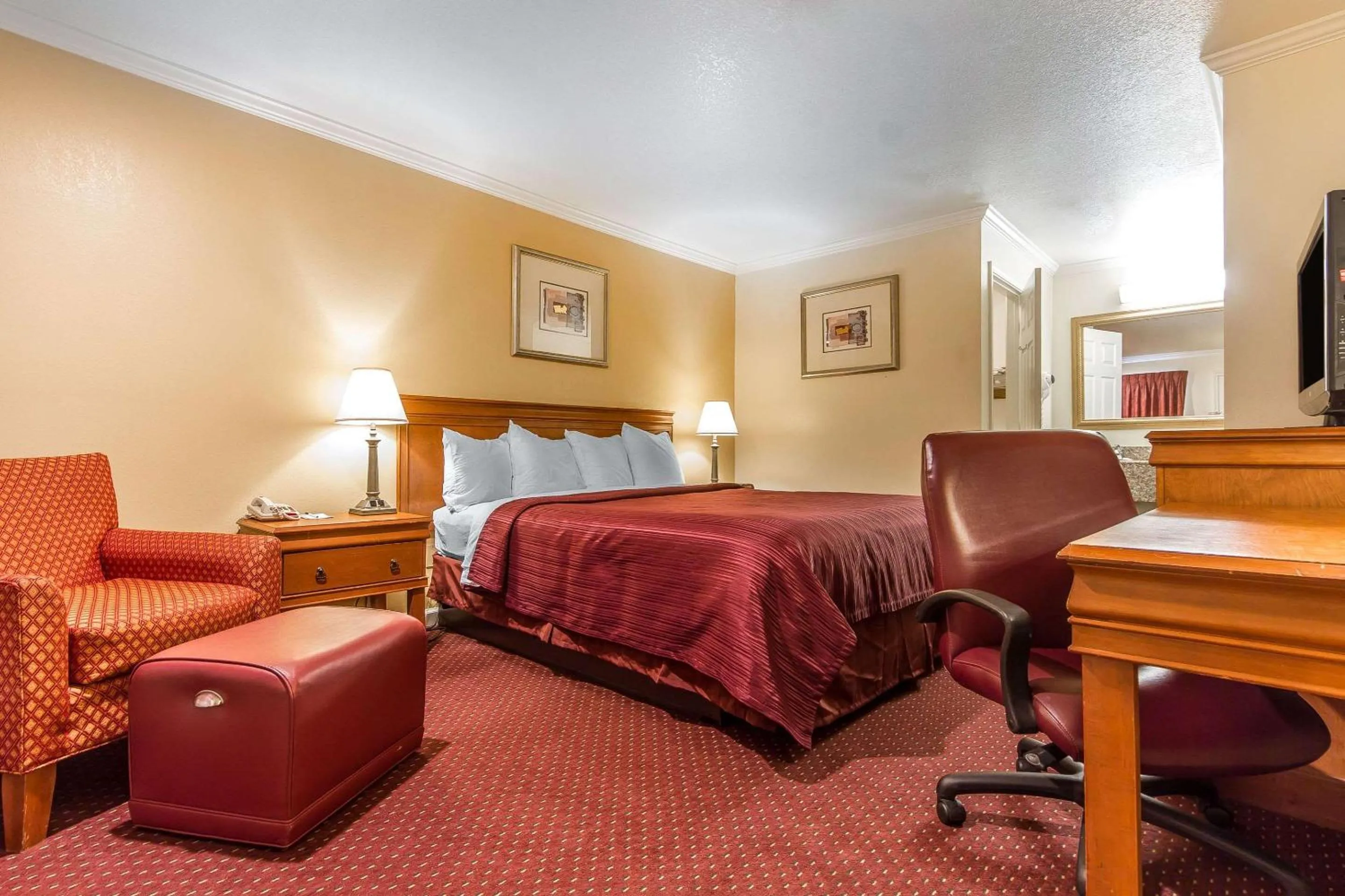 Photo of the whole room, Bed in Quality Inn & Suites Gilroy