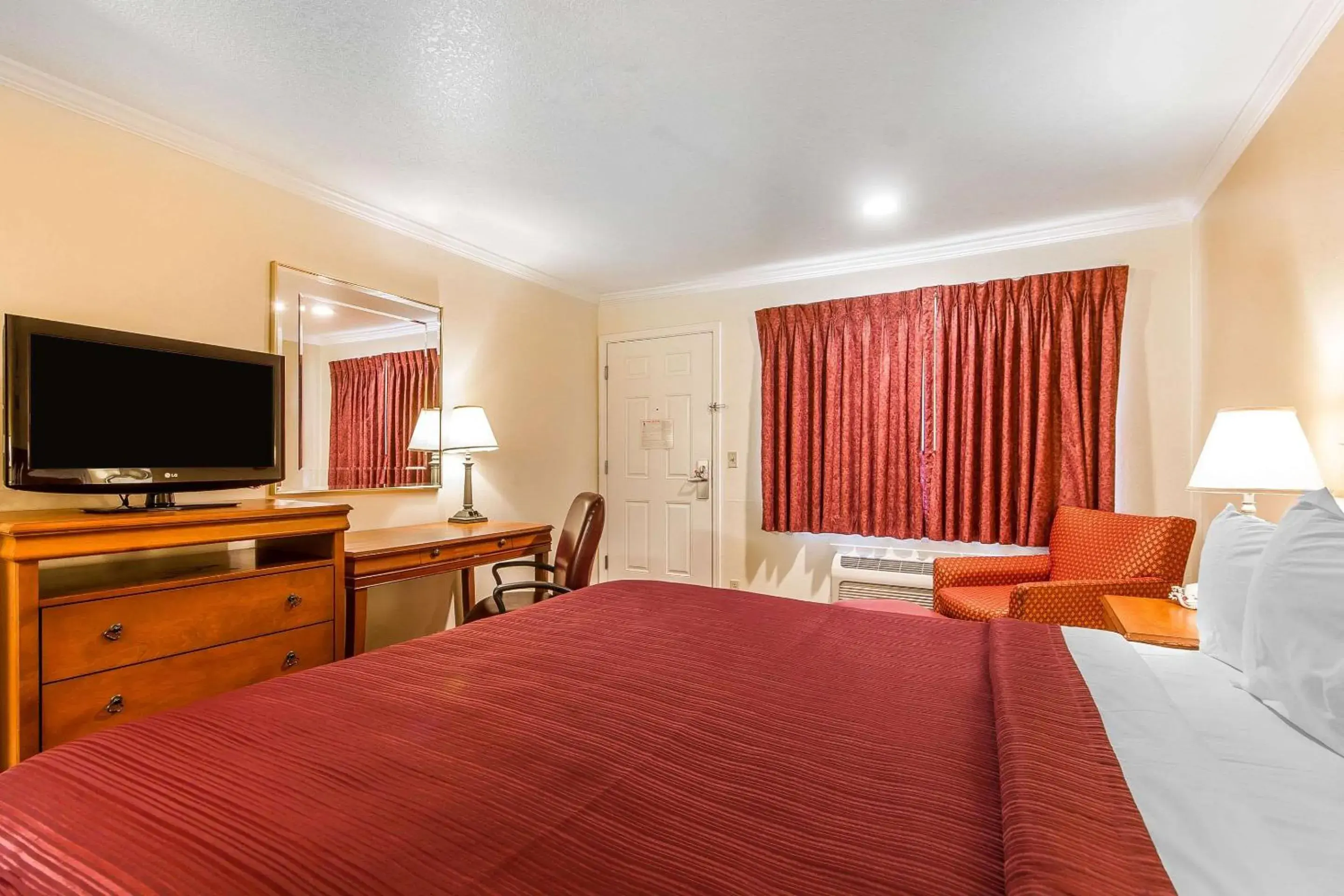 Coffee/tea facilities, Bed in Quality Inn & Suites Gilroy Coffee/tea facilities, Bed in Quality Inn & Suites Gilroy
