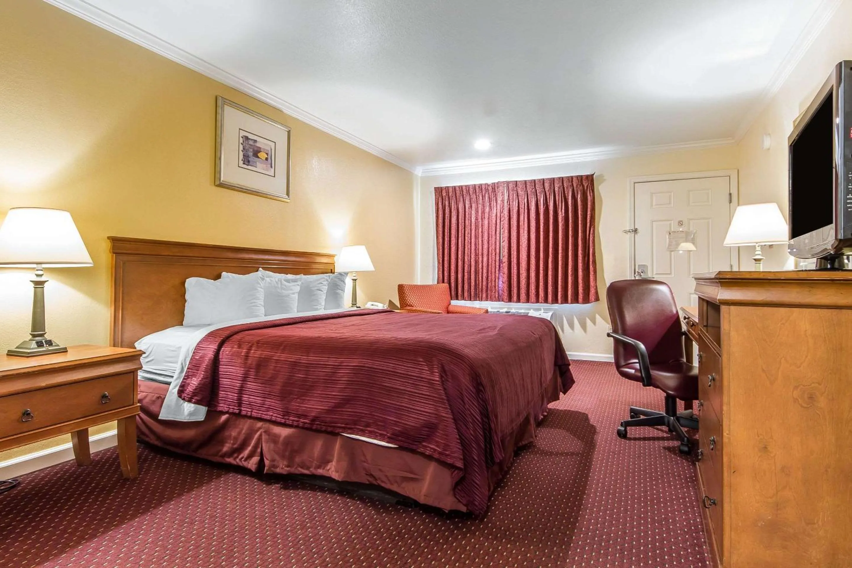 Photo of the whole room, Bed in Quality Inn & Suites Gilroy