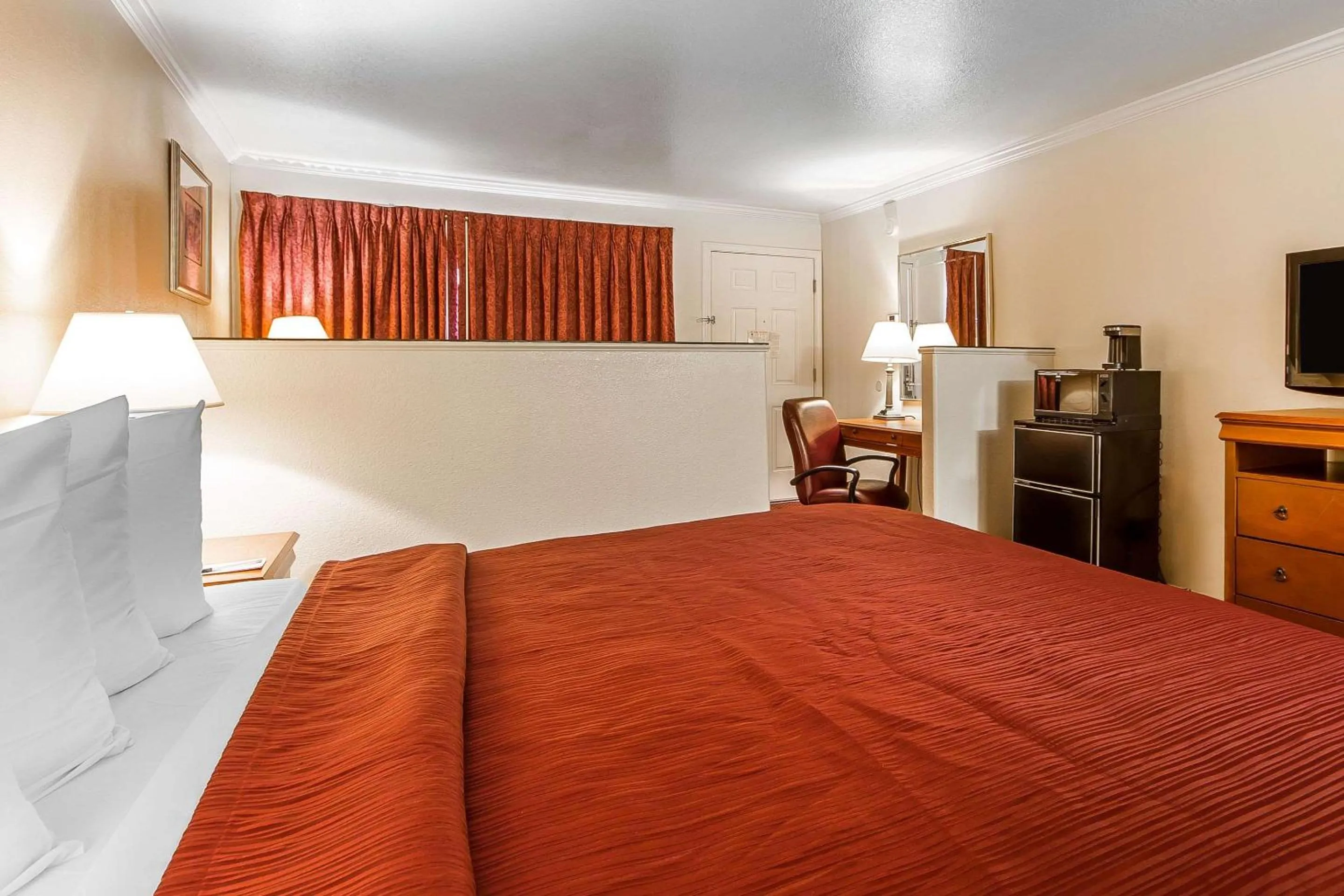 Photo of the whole room, Bed in Quality Inn & Suites Gilroy