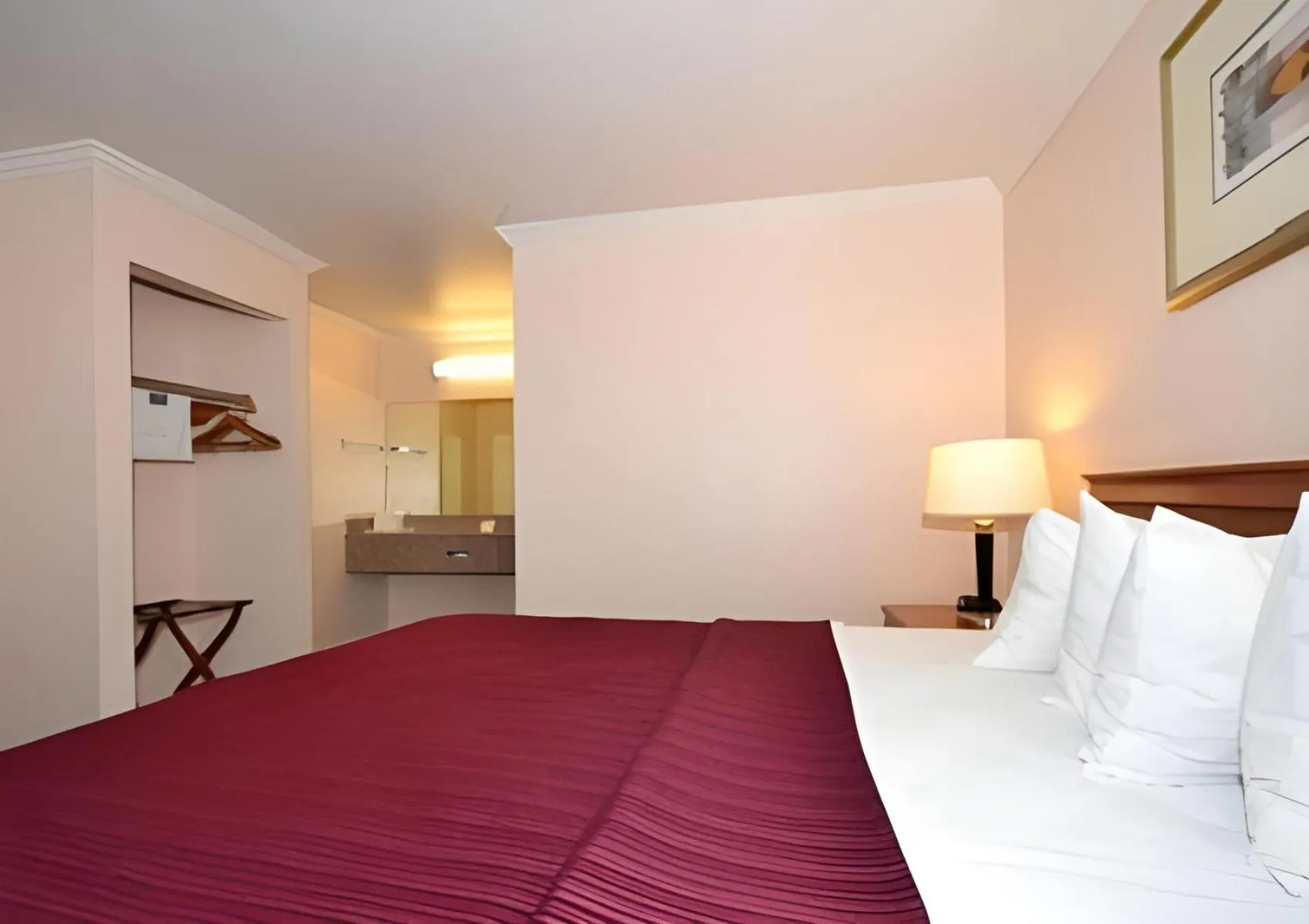 Bed in Quality Inn & Suites Gilroy