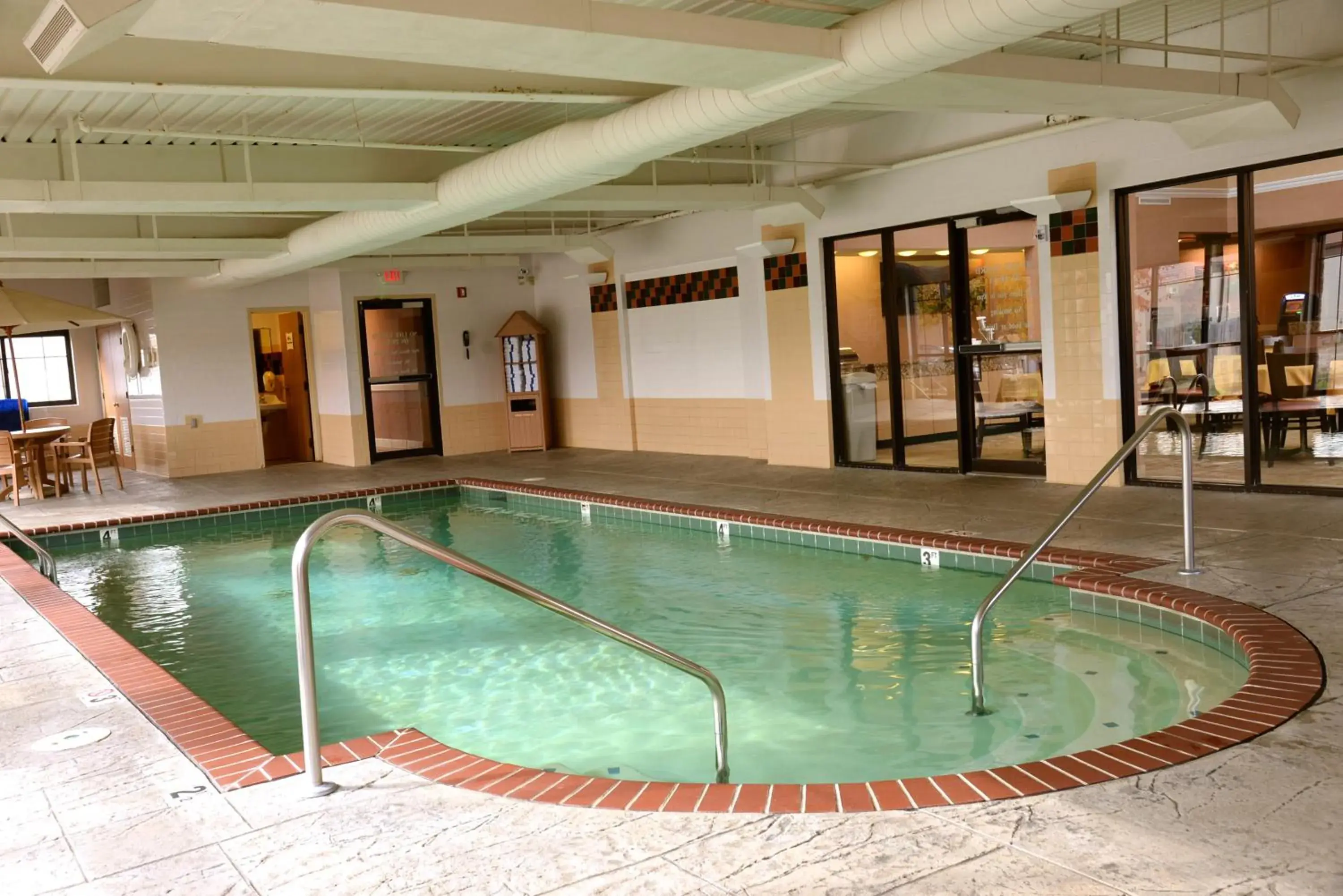 Swimming pool in La Quinta by Wyndham Springfield South Swimming pool in La Quinta by Wyndham Springfield South