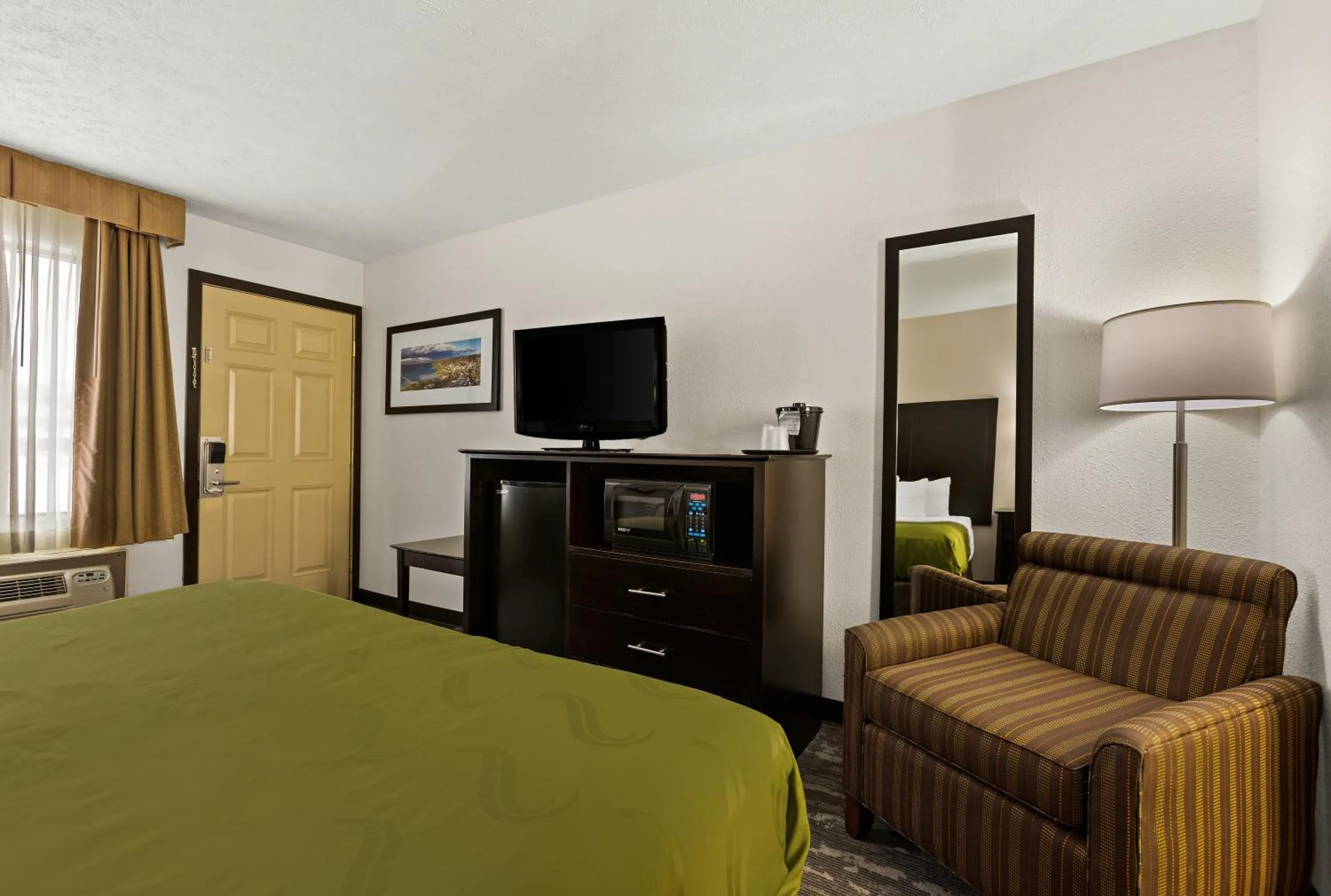 Bedroom, Bed in Quality Inn Traverse City