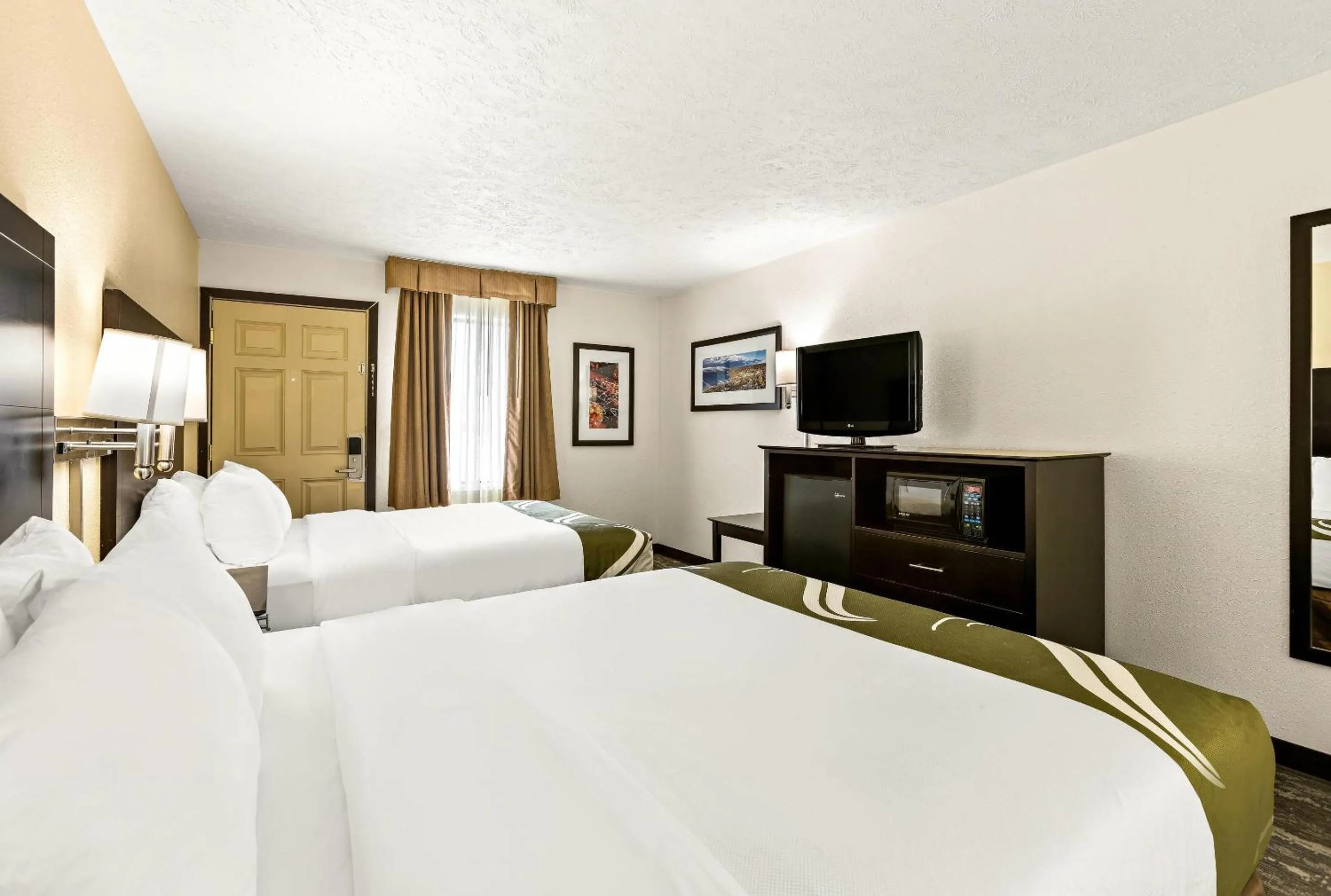 Bedroom, Bed in Quality Inn Traverse City