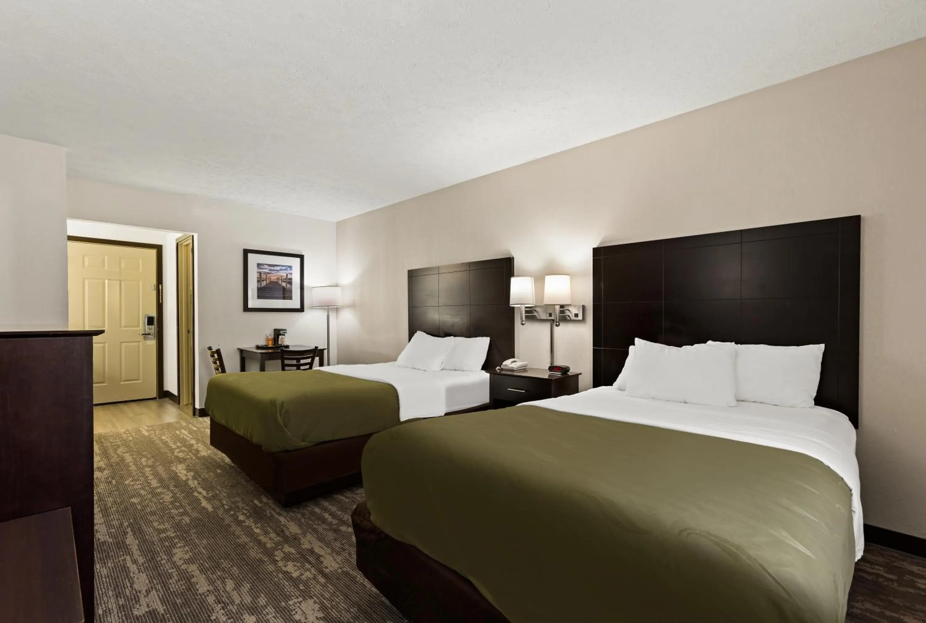 Bedroom, Bed in Quality Inn Traverse City