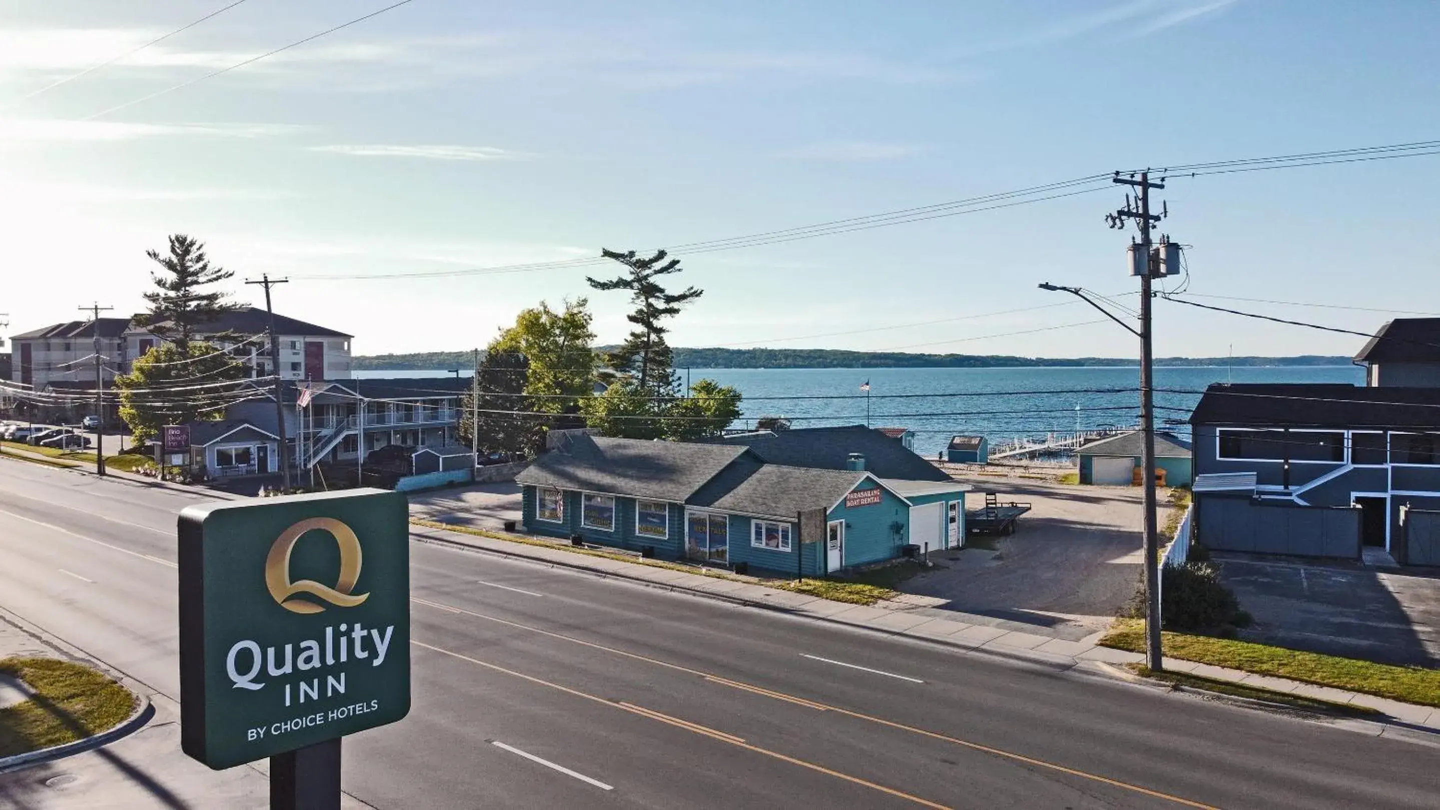 Property building in Quality Inn Traverse City Property building in Quality Inn Traverse City
