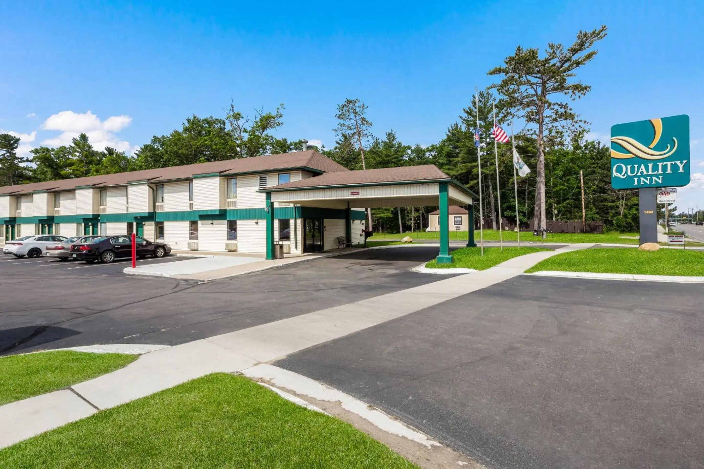 Property building in Quality Inn Traverse City Property building in Quality Inn Traverse City