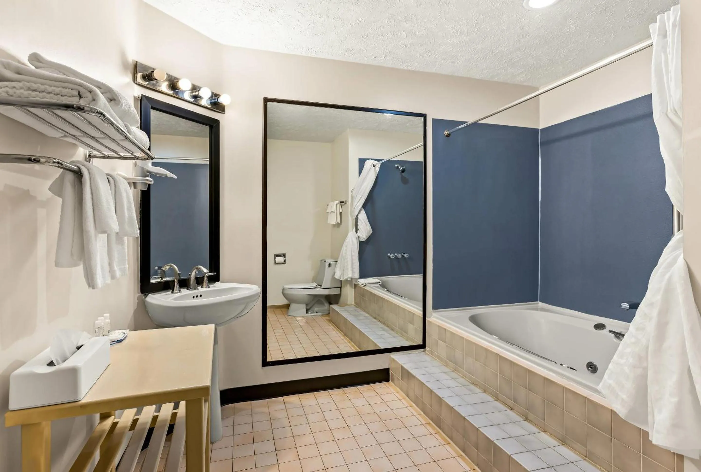 Bedroom in Quality Inn Traverse City