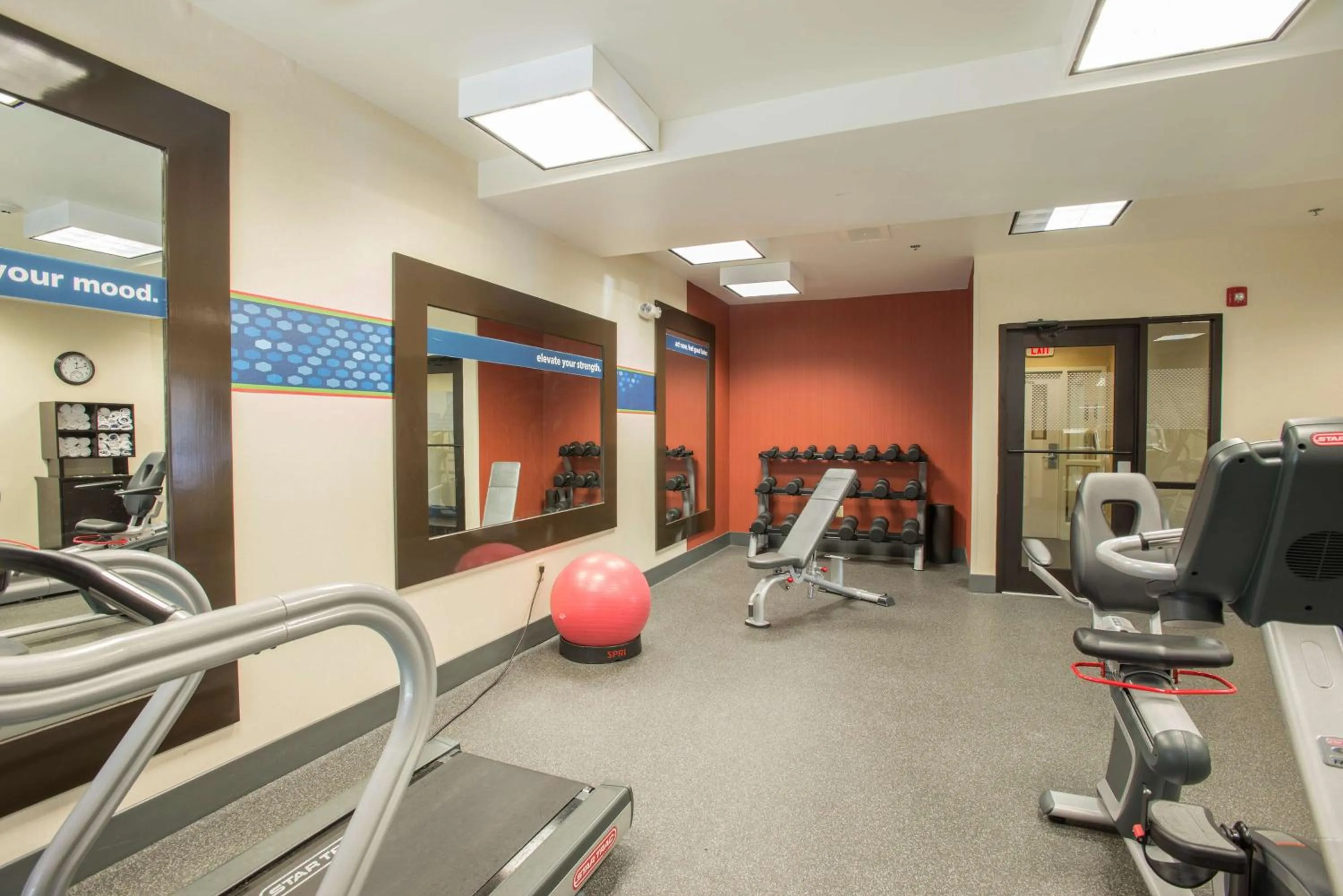 Fitness centre/facilities in Hampton Inn & Suites Dayton-Airport