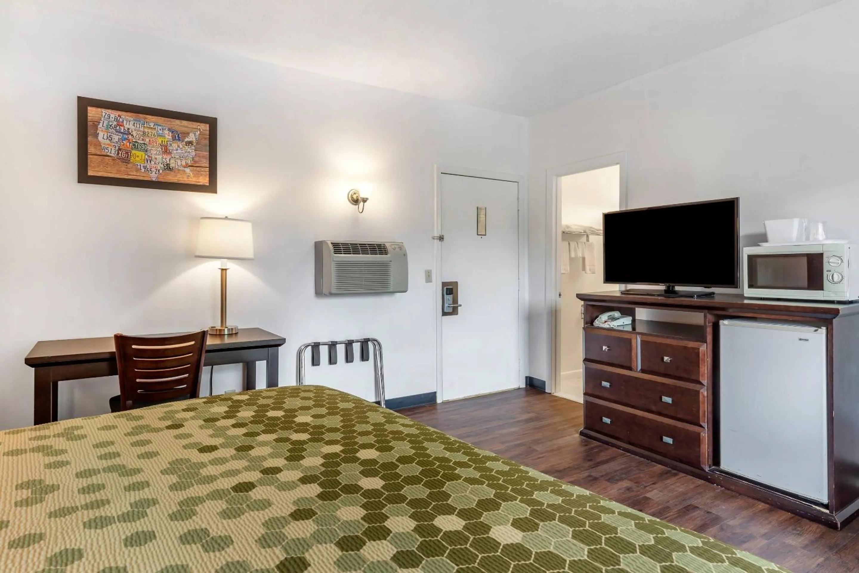 Bedroom, Bed in Econo Lodge Lee - Great Barrington