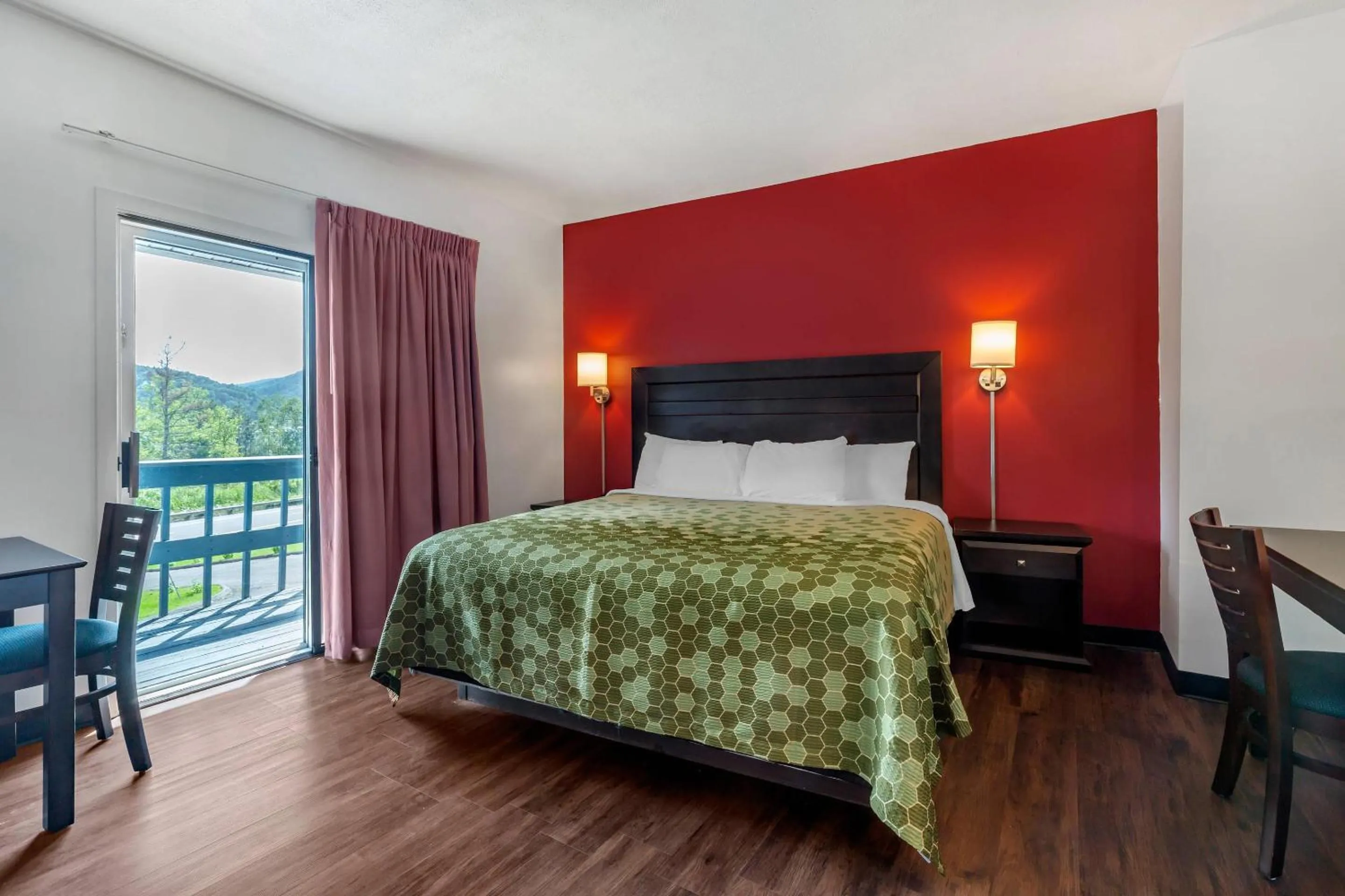 Bedroom, Bed in Econo Lodge Lee - Great Barrington