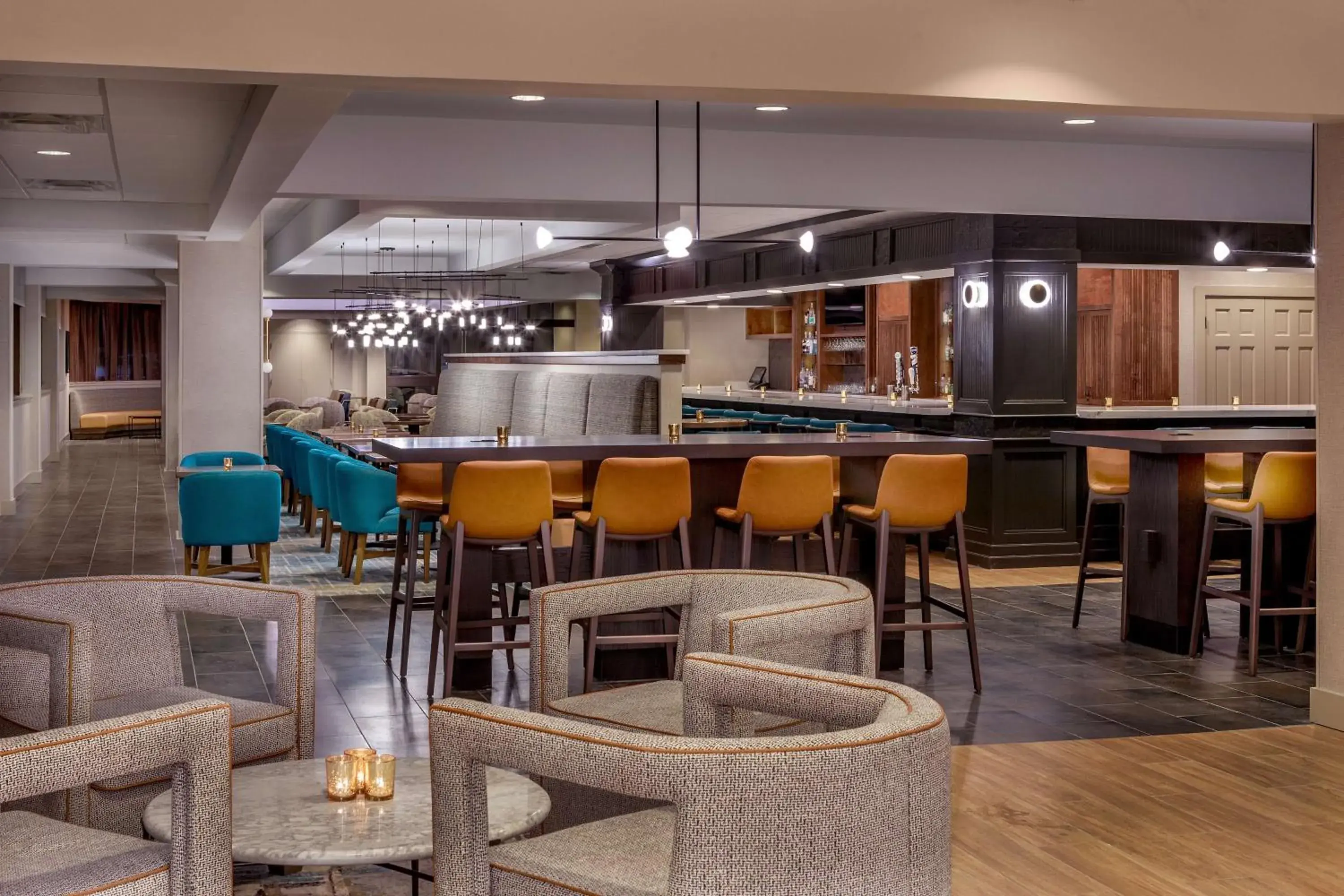 Lounge or bar in DoubleTree by Hilton Boston/Westborough Lounge or bar in DoubleTree by Hilton Boston/Westborough