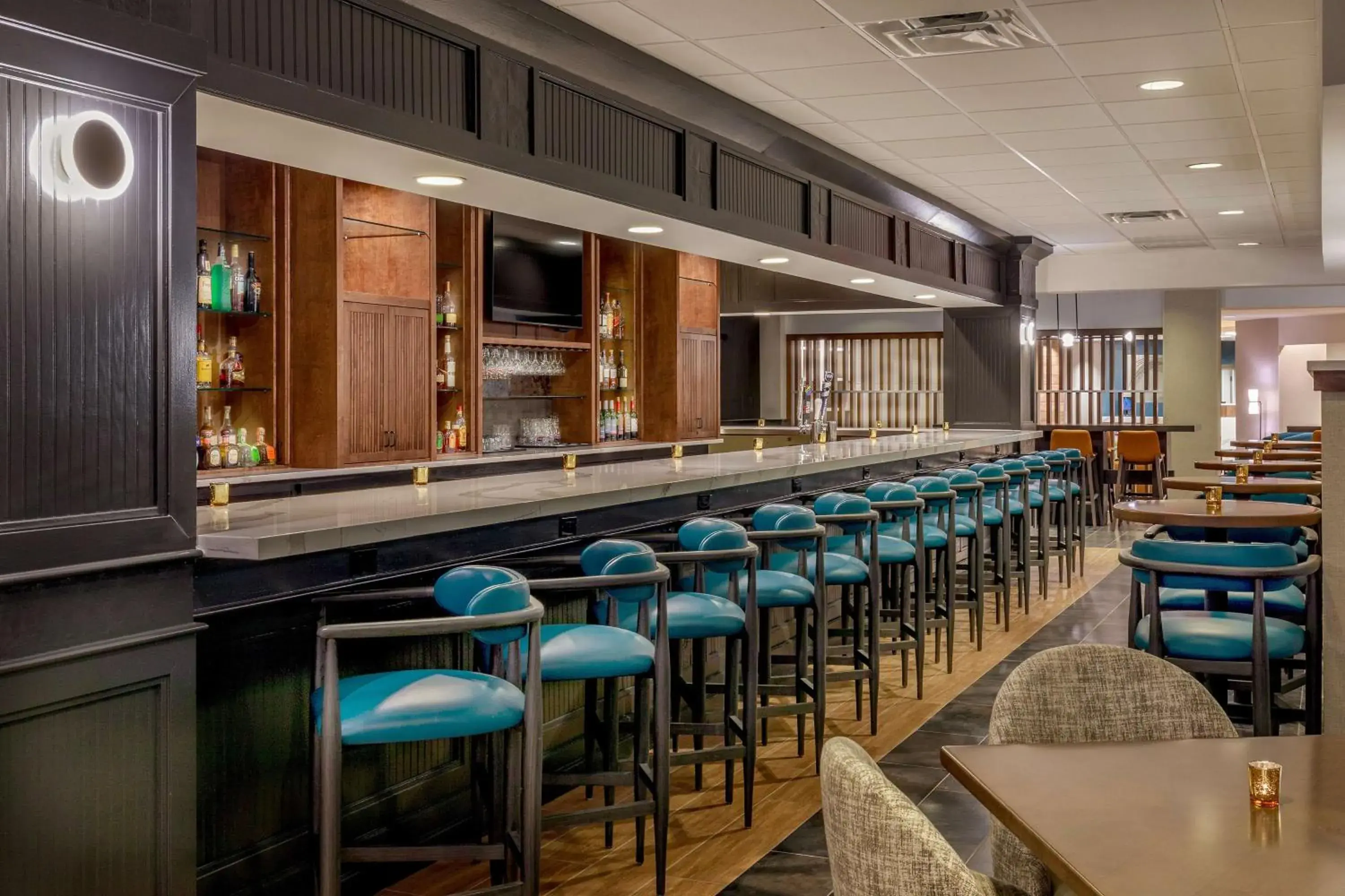 Lounge or bar in DoubleTree by Hilton Boston/Westborough Lounge or bar in DoubleTree by Hilton Boston/Westborough