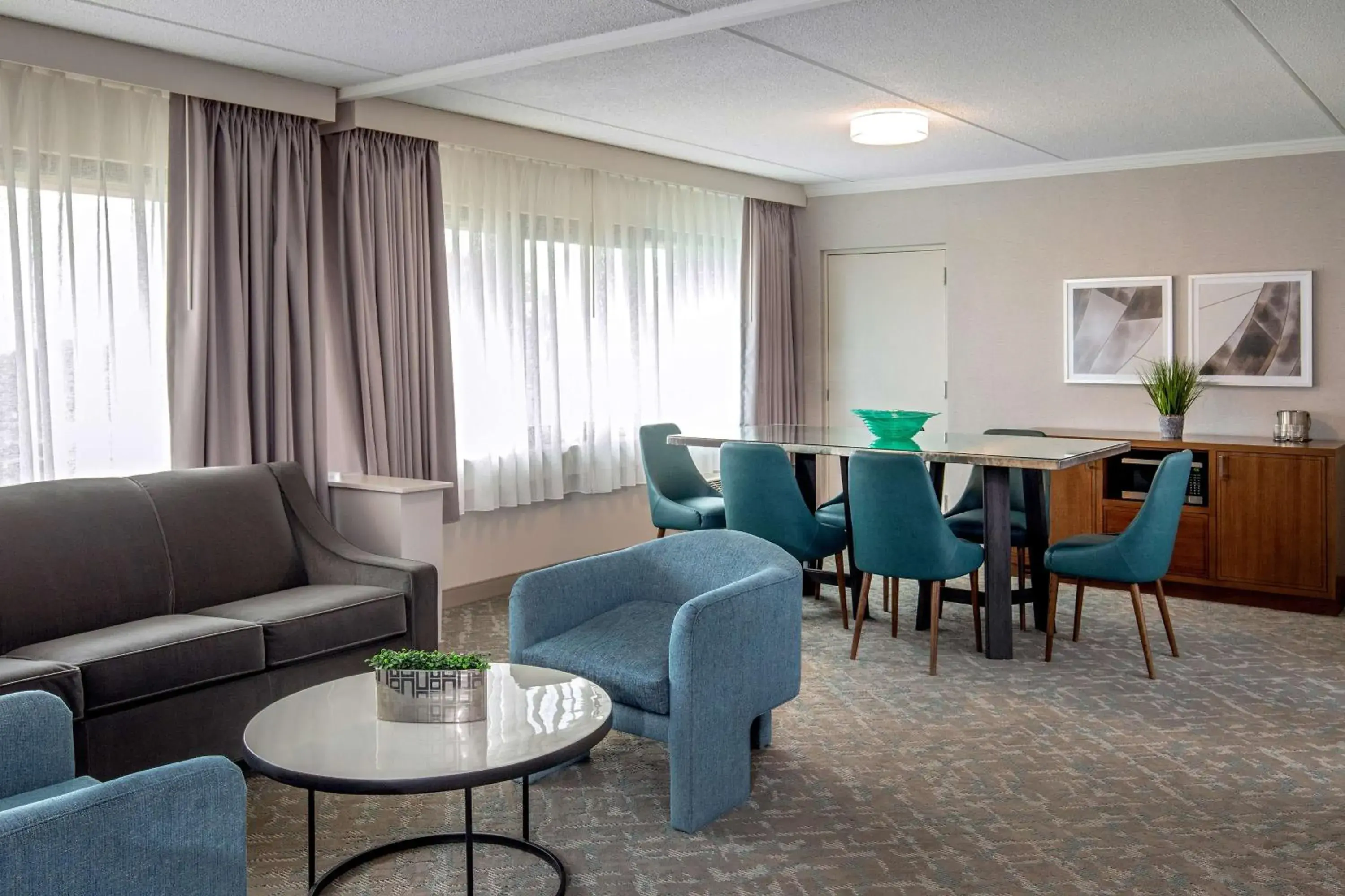 Living room in DoubleTree by Hilton Boston/Westborough Living room in DoubleTree by Hilton Boston/Westborough