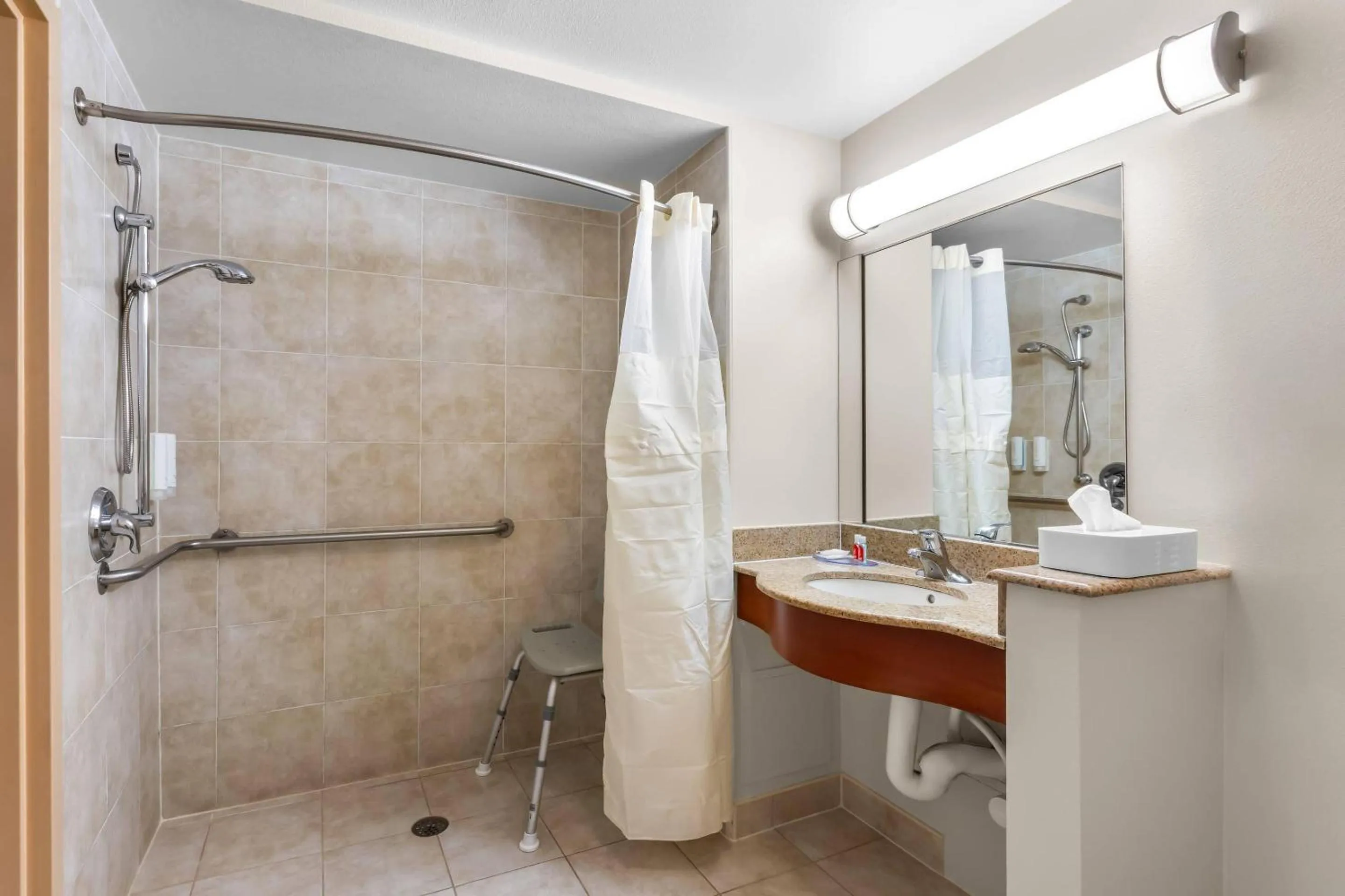 Bedroom in Econo Lodge Woodbridge