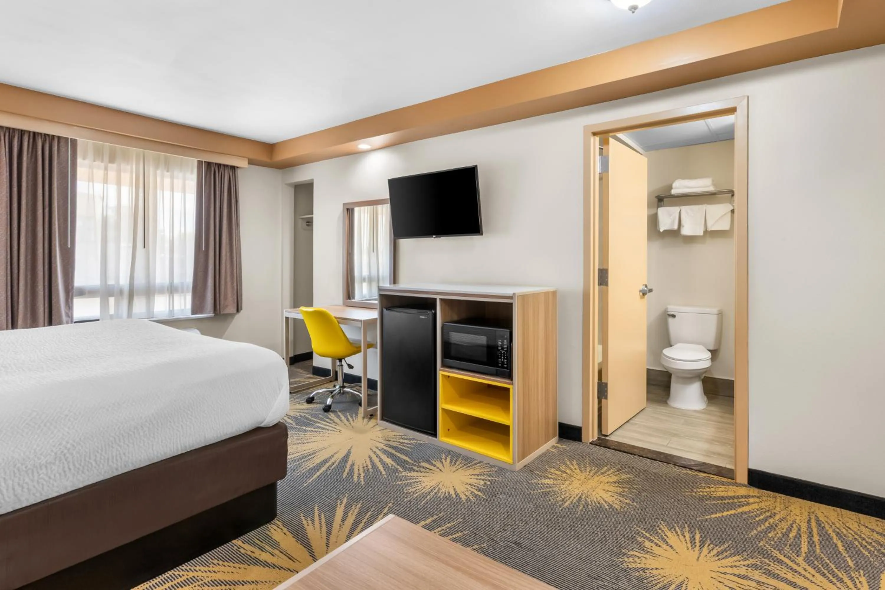 Bed in Econo Lodge Woodbridge