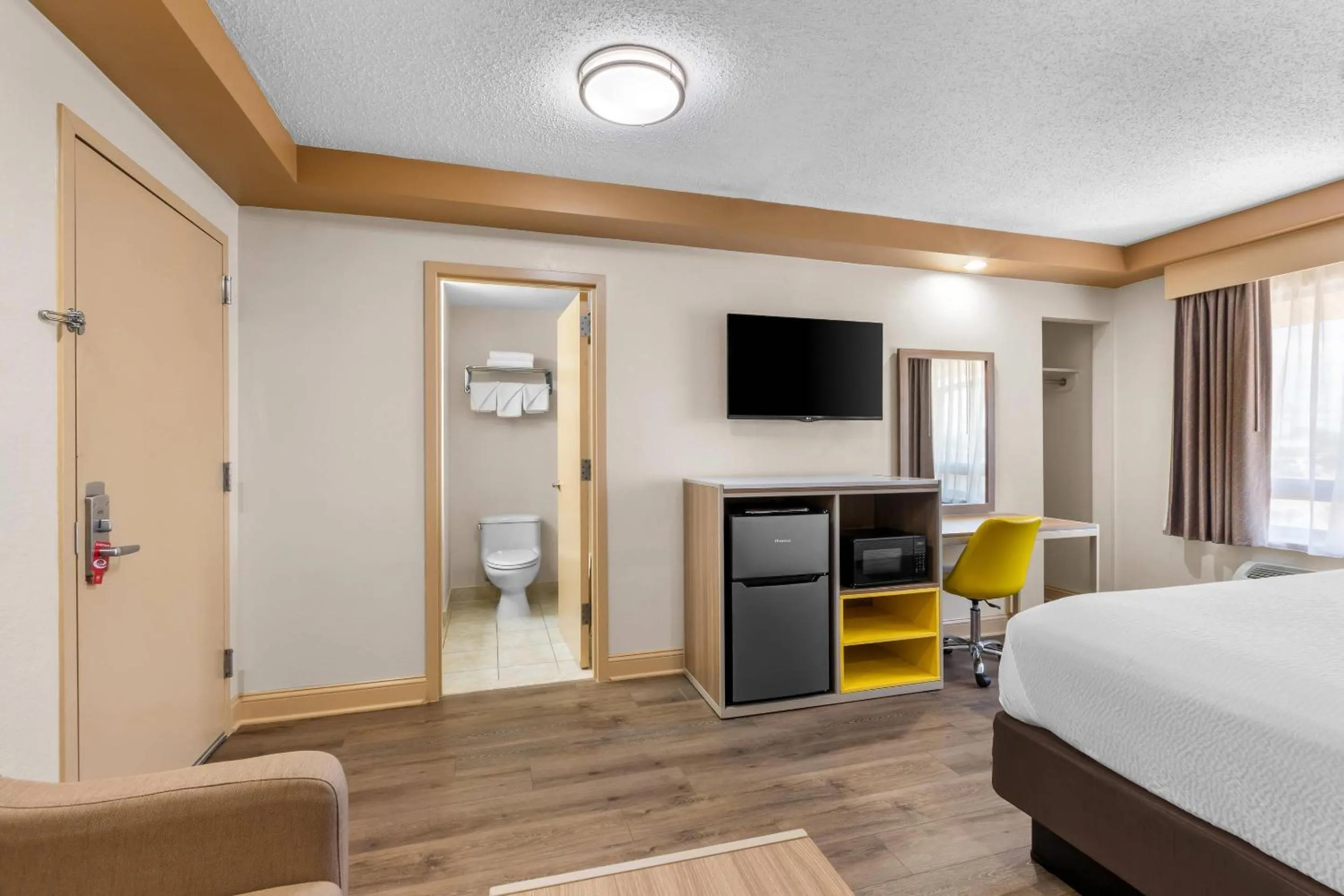 Bedroom, Bed in Econo Lodge Woodbridge