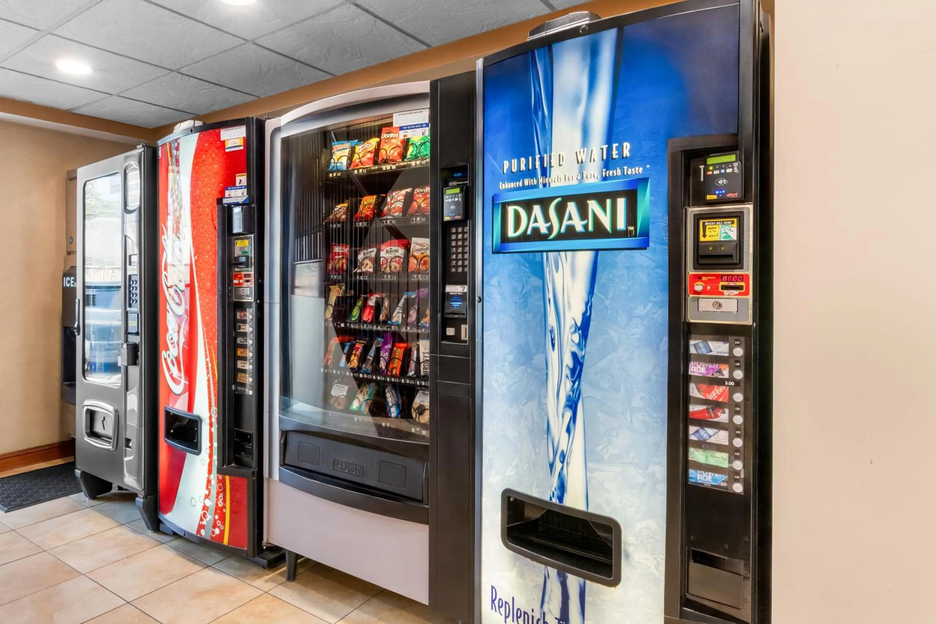 vending machine in Econo Lodge Woodbridge