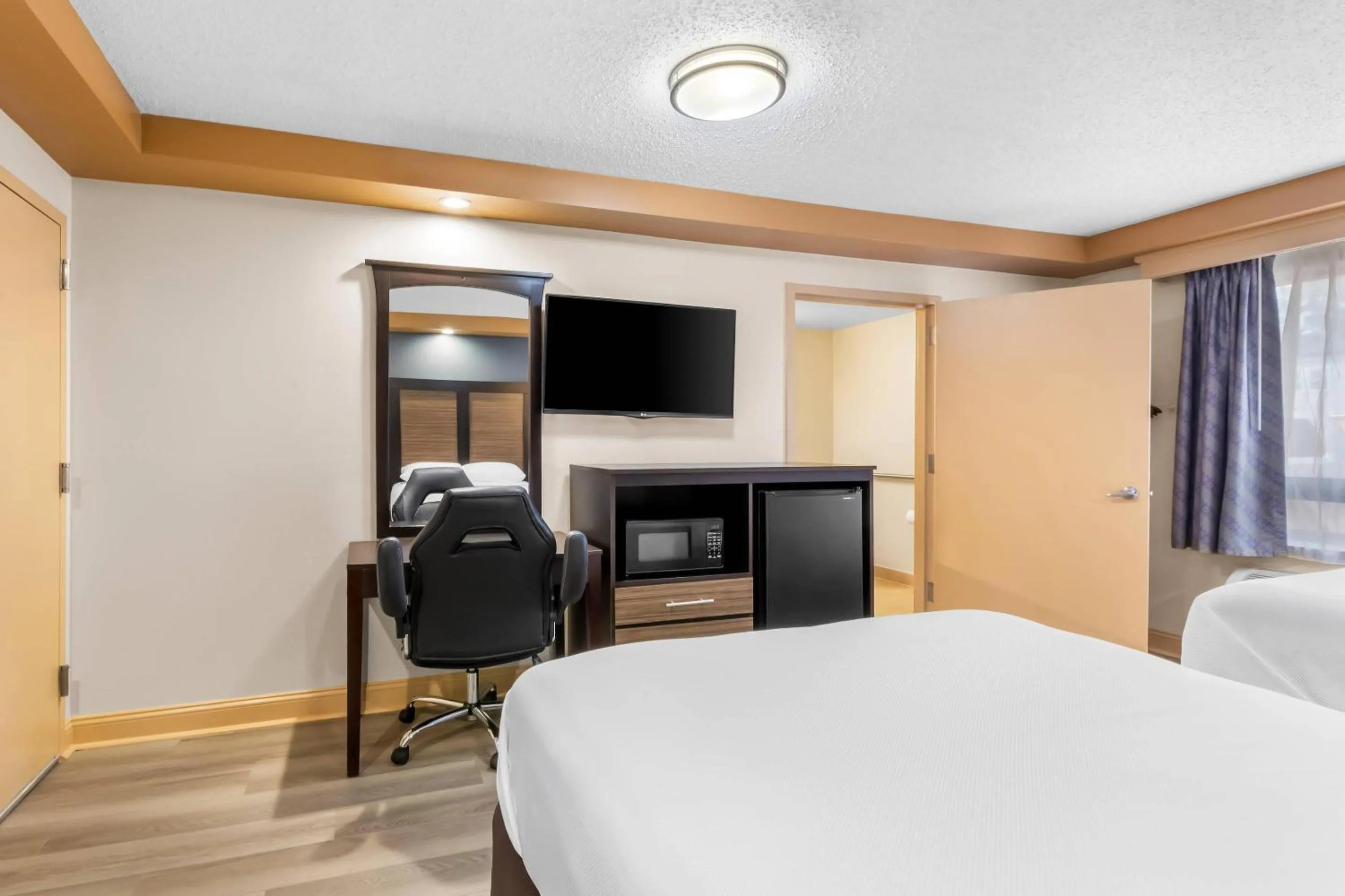 Bedroom, Bed in Econo Lodge Woodbridge