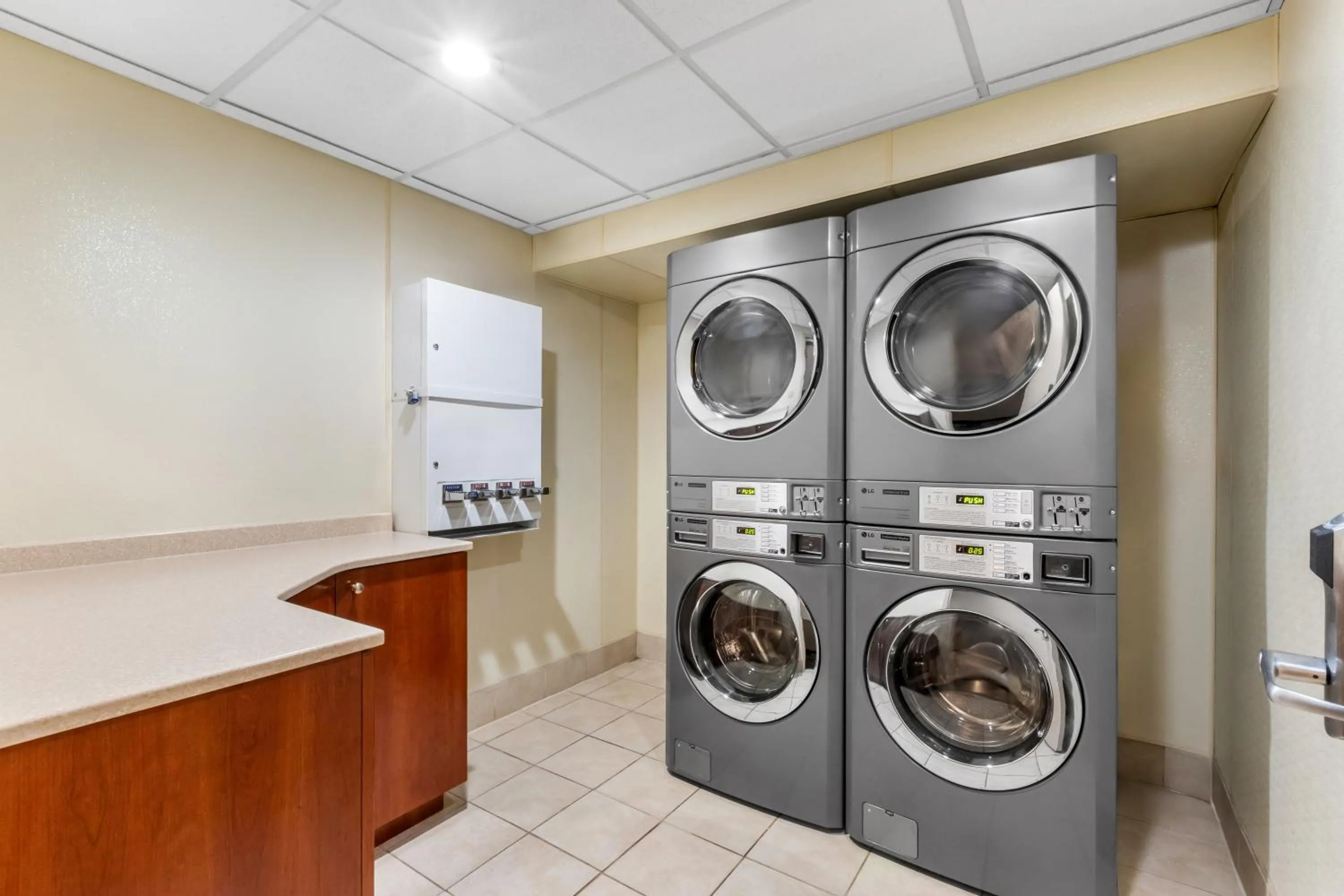 washing machine in Econo Lodge Woodbridge