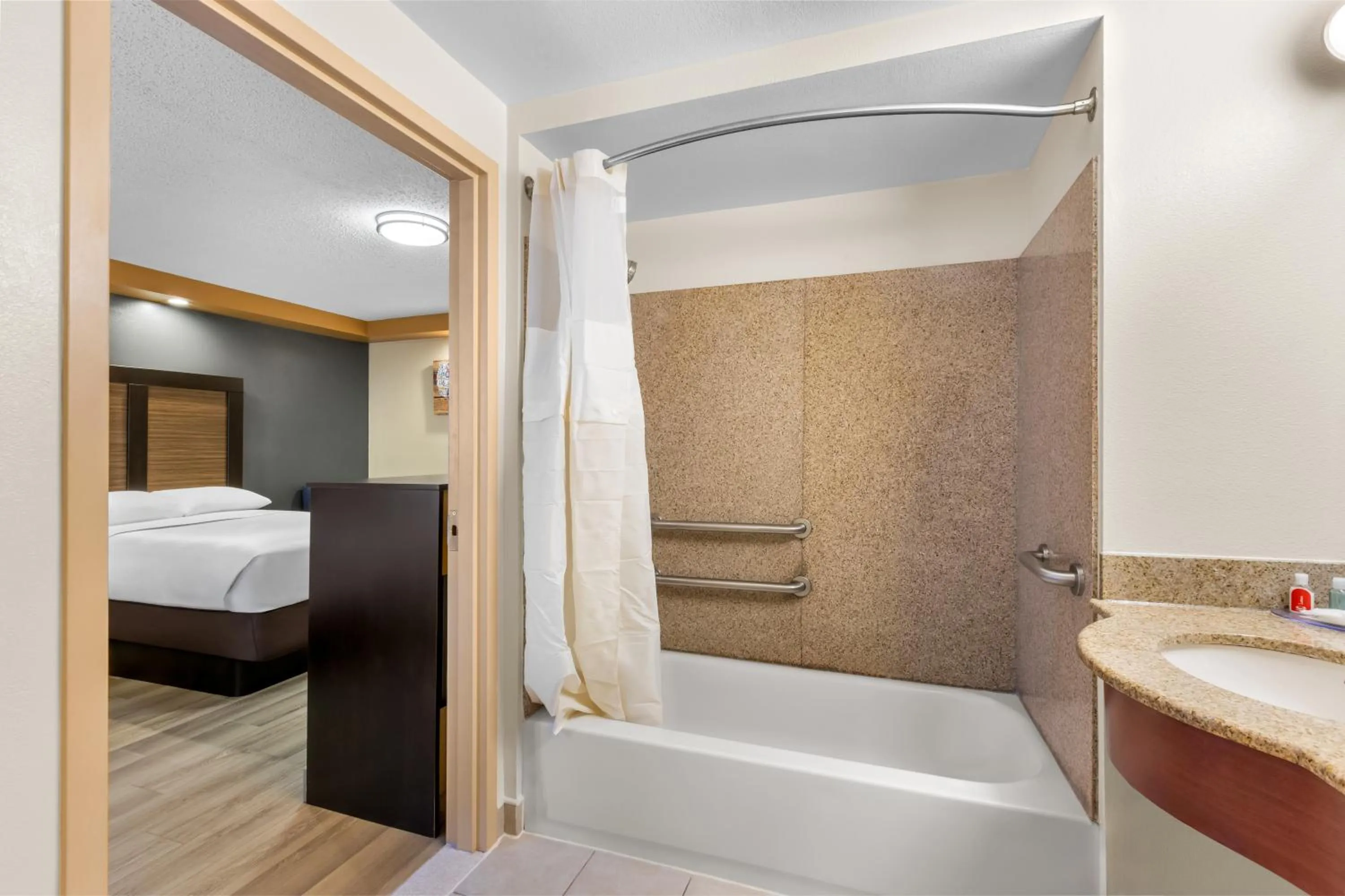 Shower, Bed in Econo Lodge Woodbridge