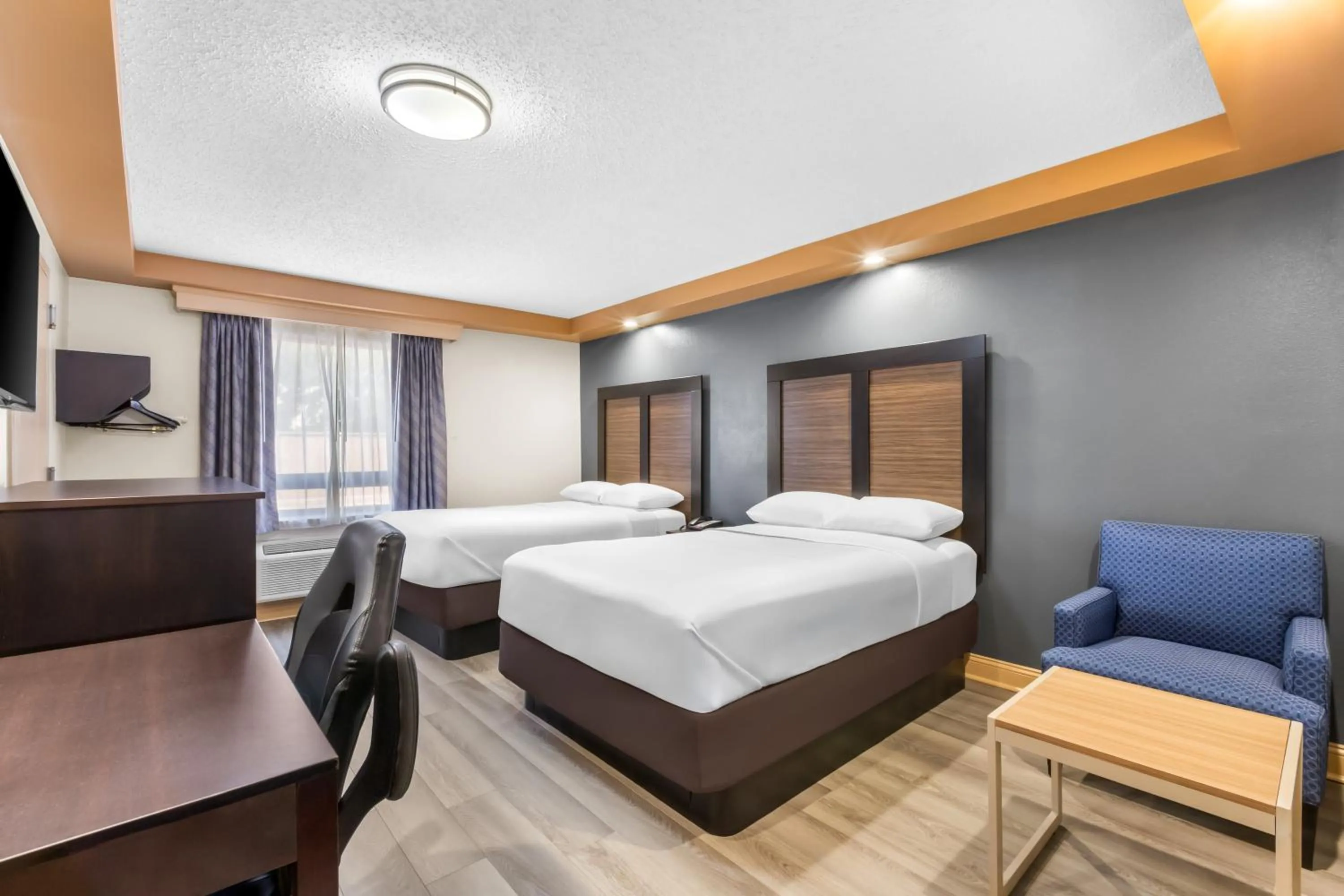 Bed in Econo Lodge Woodbridge