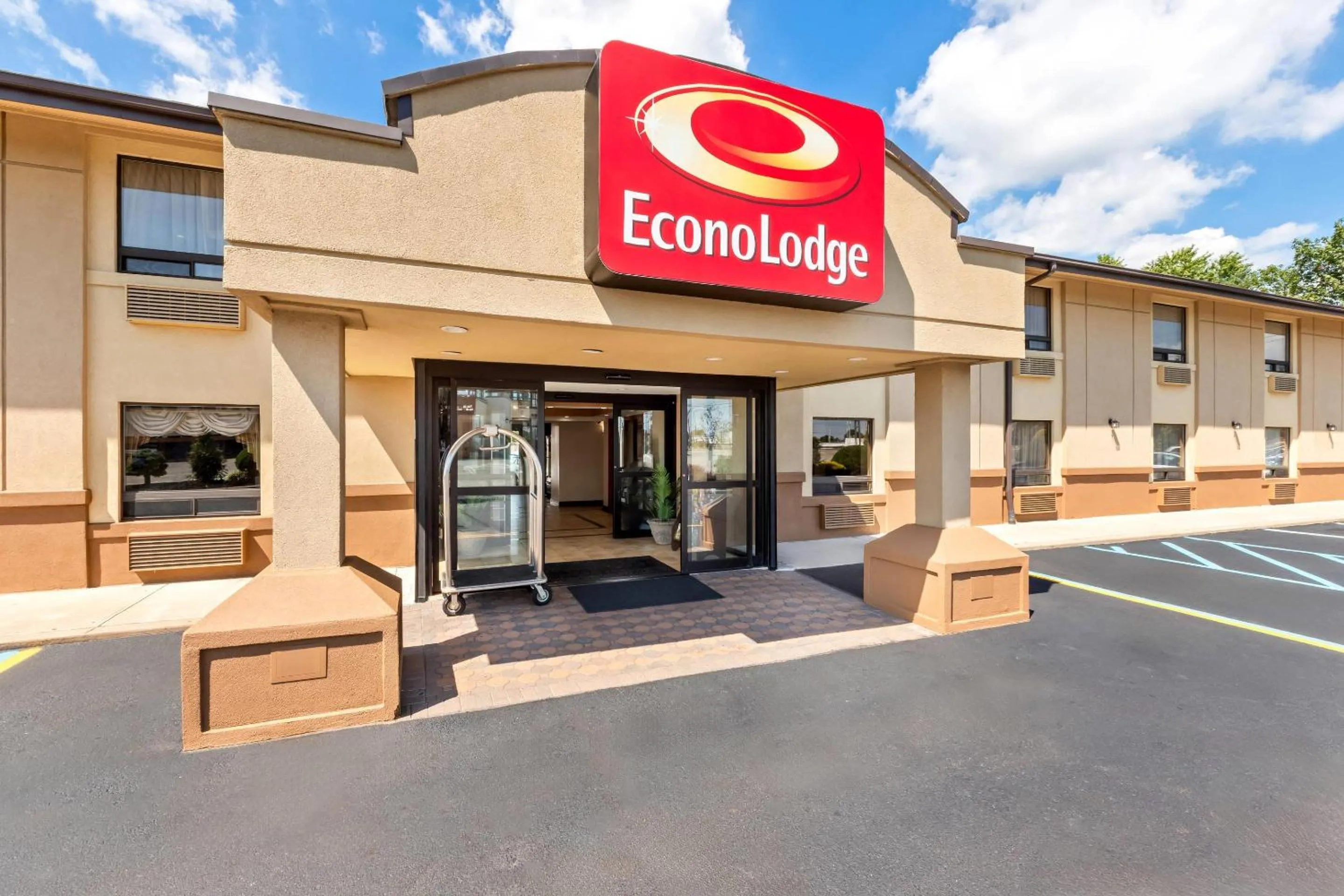 Property building in Econo Lodge Woodbridge