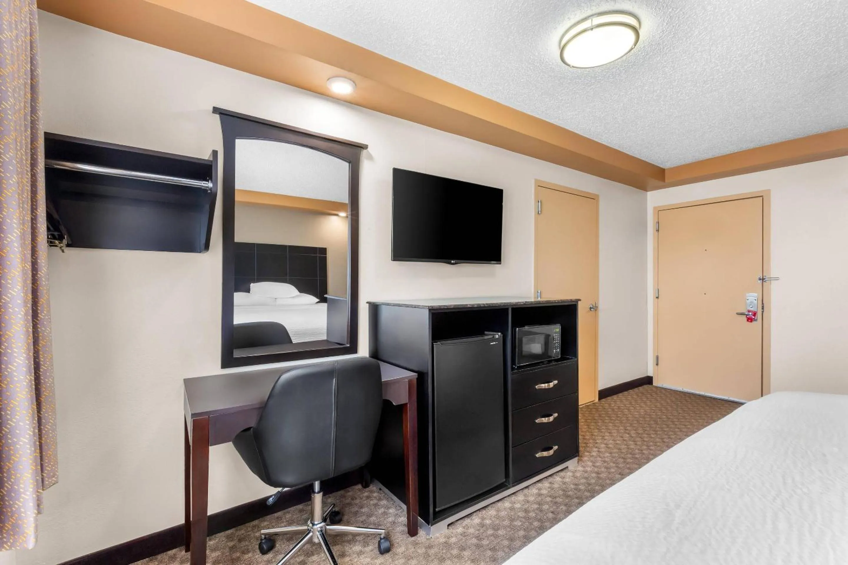 Bedroom, Bed in Econo Lodge Woodbridge