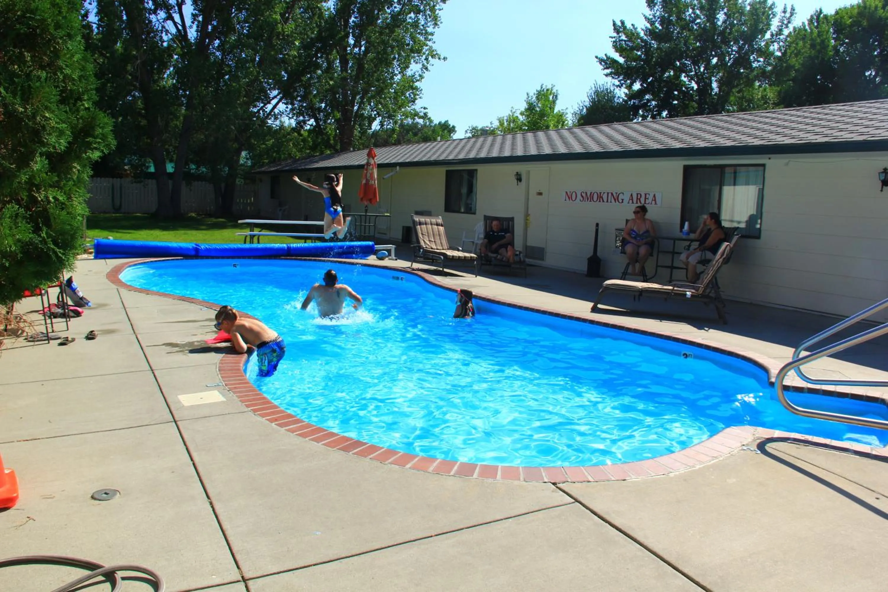 Day in Sunrise Motor Inn