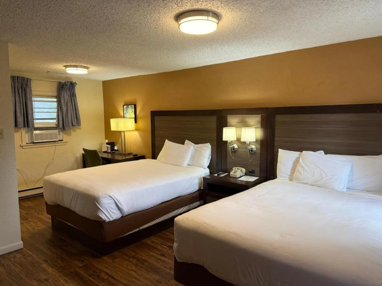 Bed in Sunrise Motor Inn