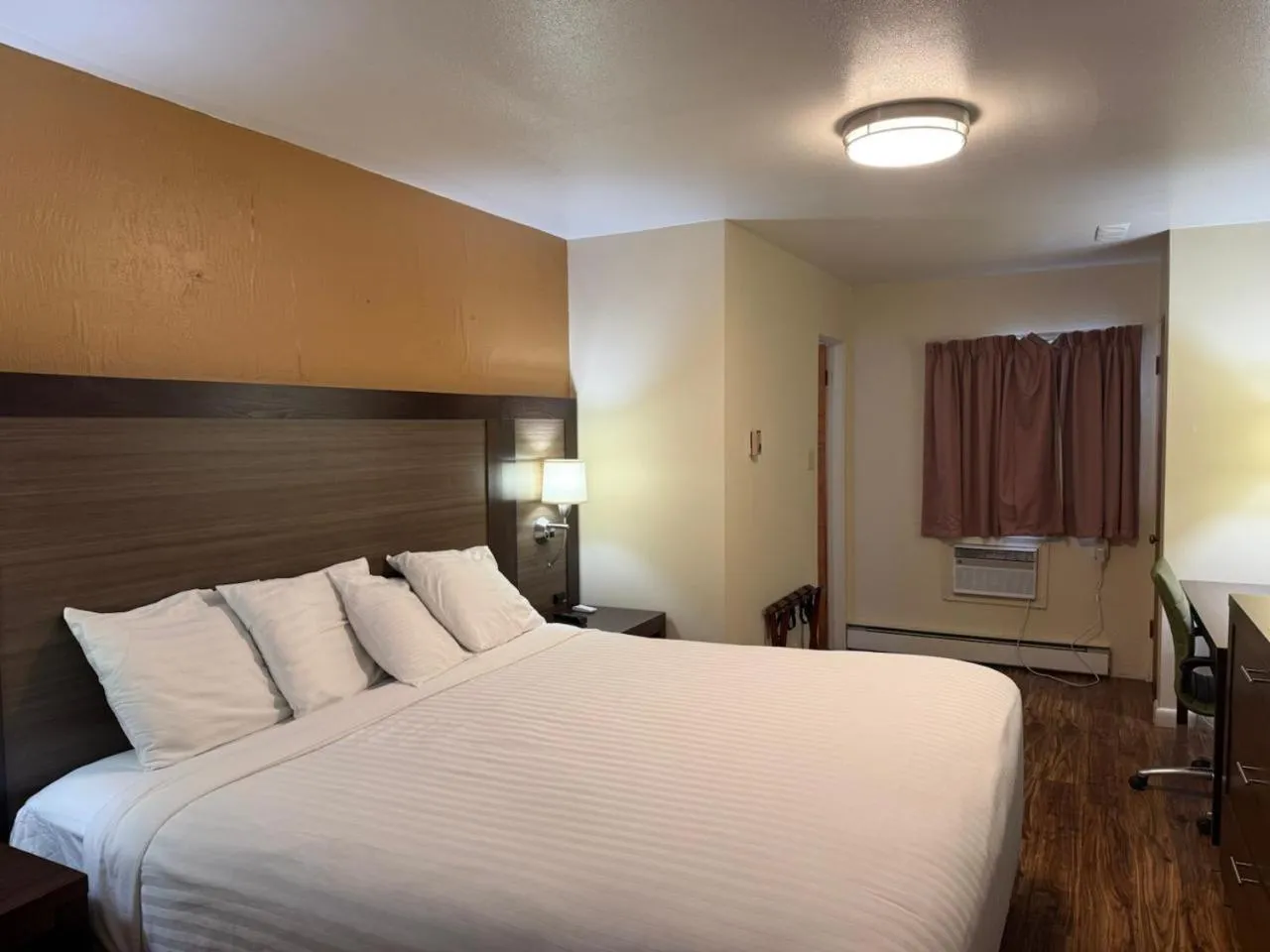 Bed in Sunrise Motor Inn