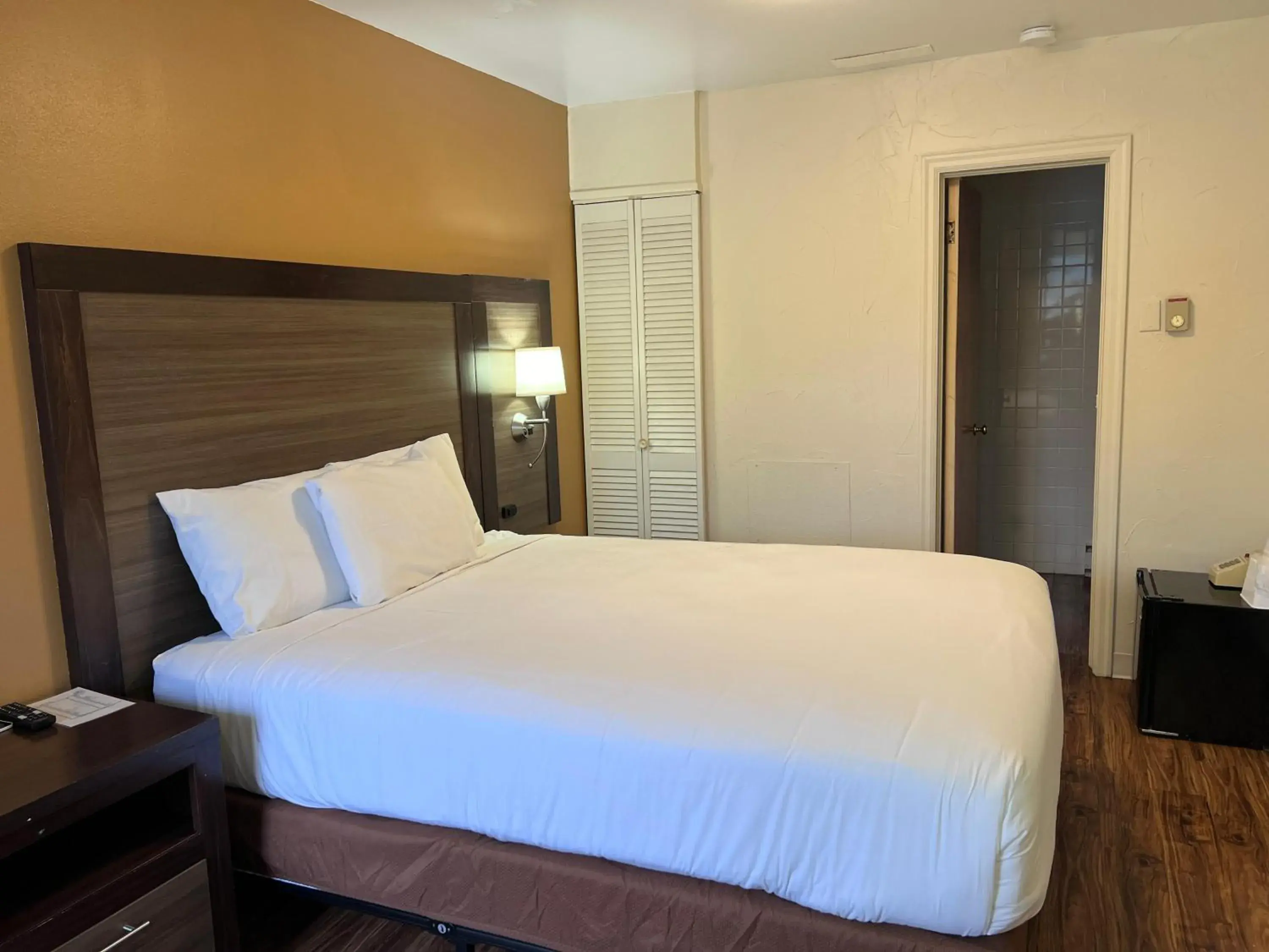 Bed in Sunrise Motor Inn Bed in Sunrise Motor Inn