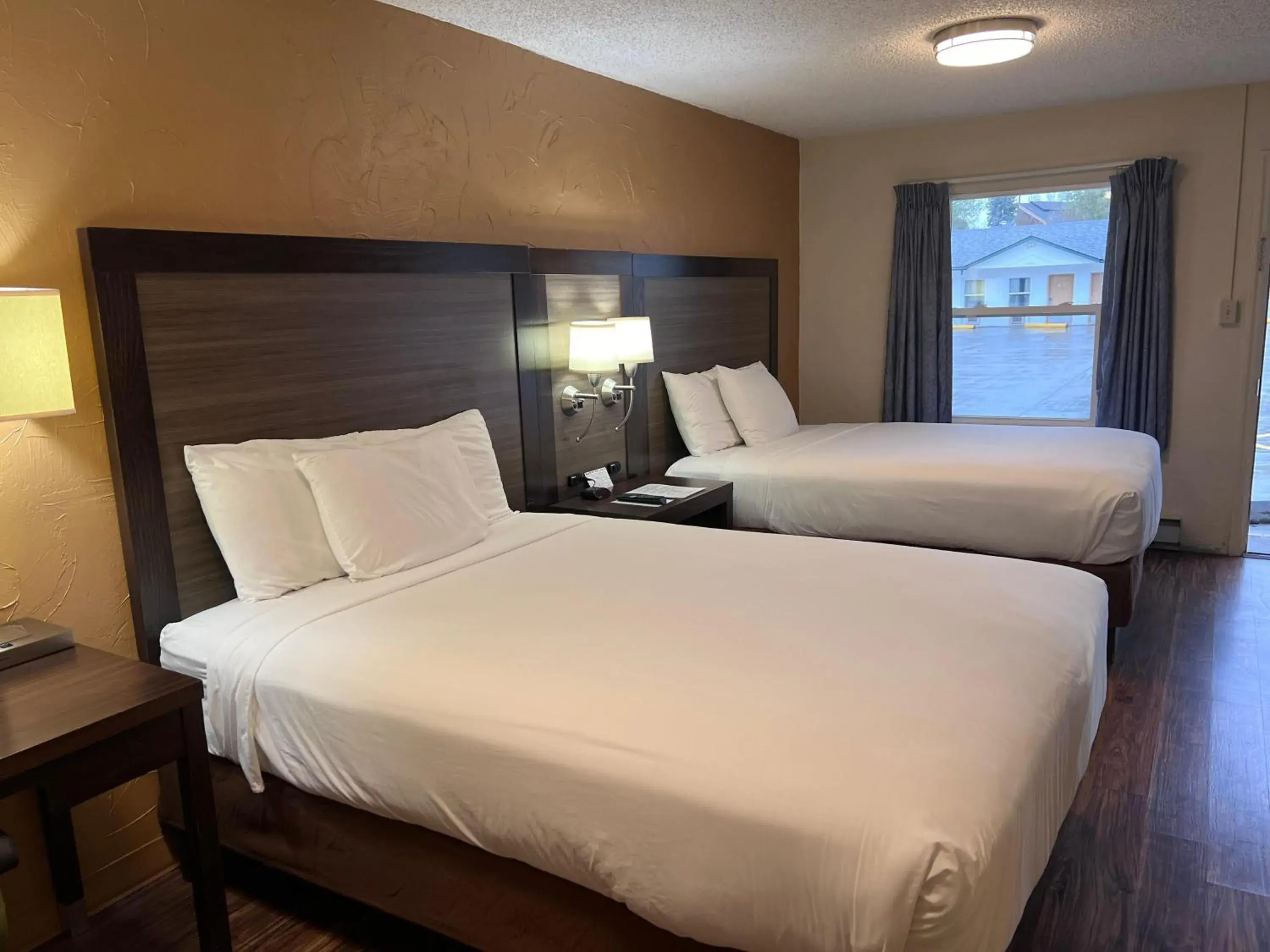 Bed in Sunrise Motor Inn Bed in Sunrise Motor Inn