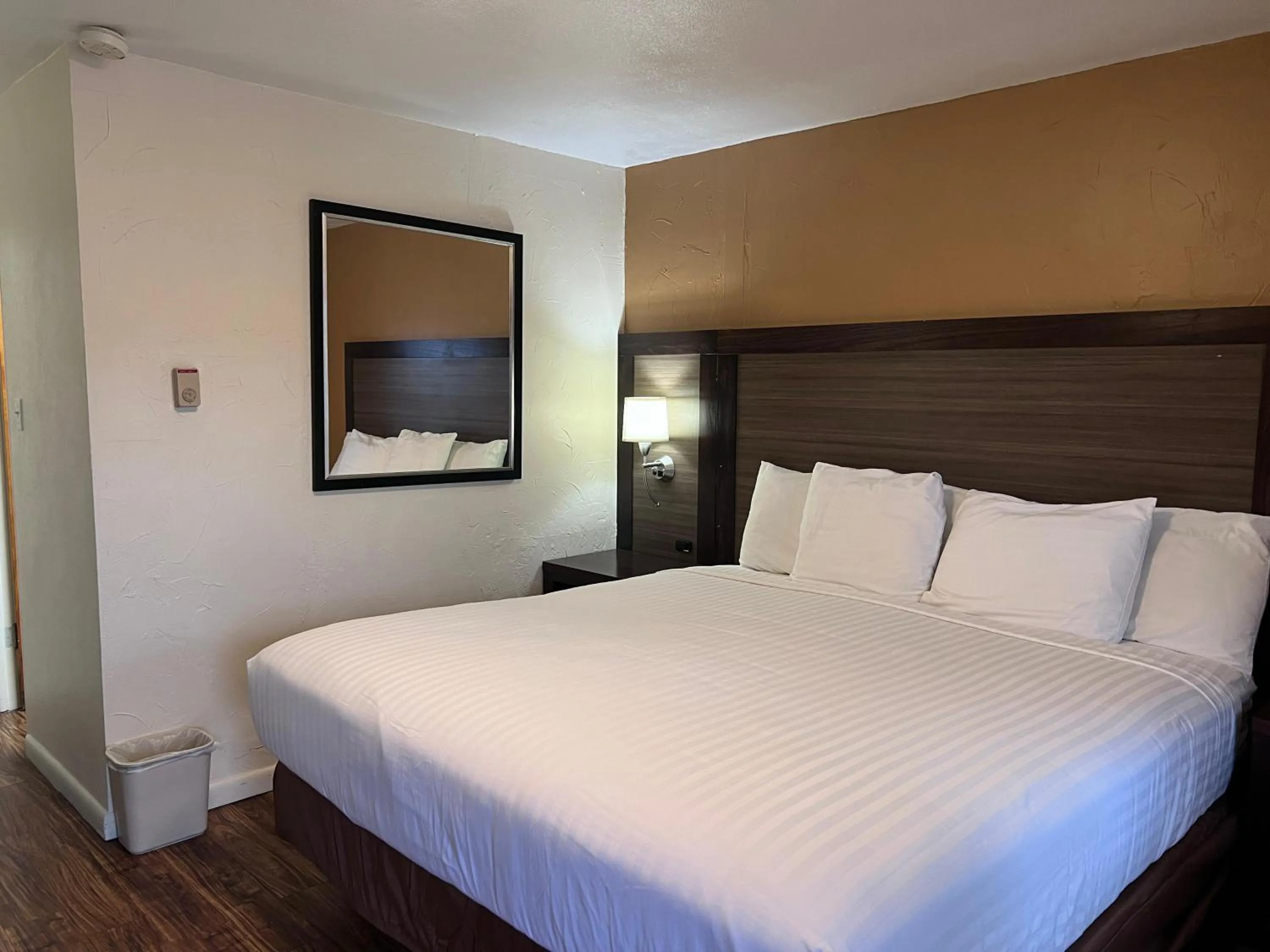 Bed in Sunrise Motor Inn