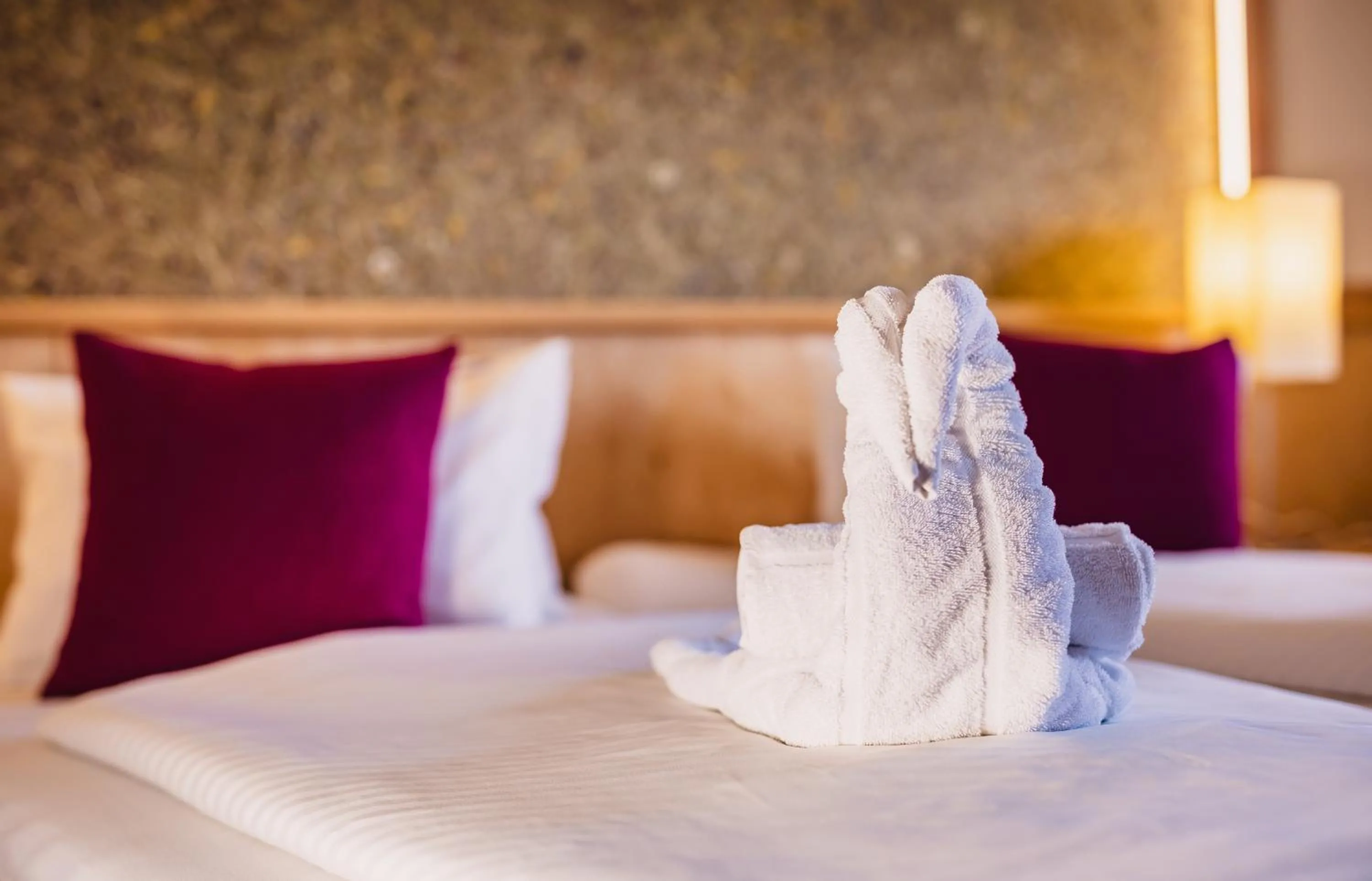 Decorative detail, Bed in Panorama Hotel Guggenbichl - inkl Sommerkarte, einmaliger Eintritt ins Tauern Spa & bester Ausblick über Kaprun